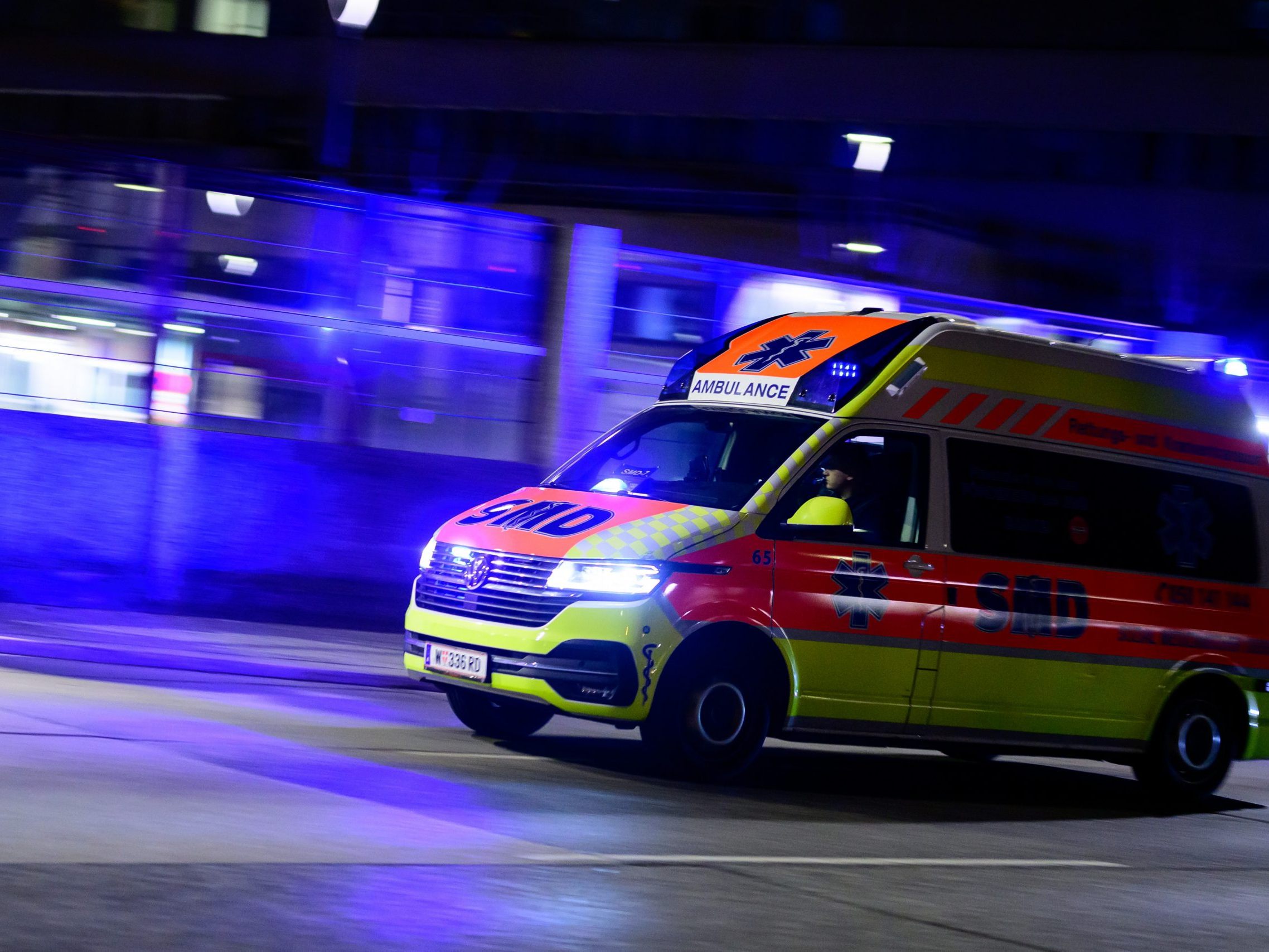 Der 52-jährige Lenker erlitt lebensbedrohliche Verletzungen. Der 52-jährige Lenker erlitt lebensbedrohliche Verletzungen.