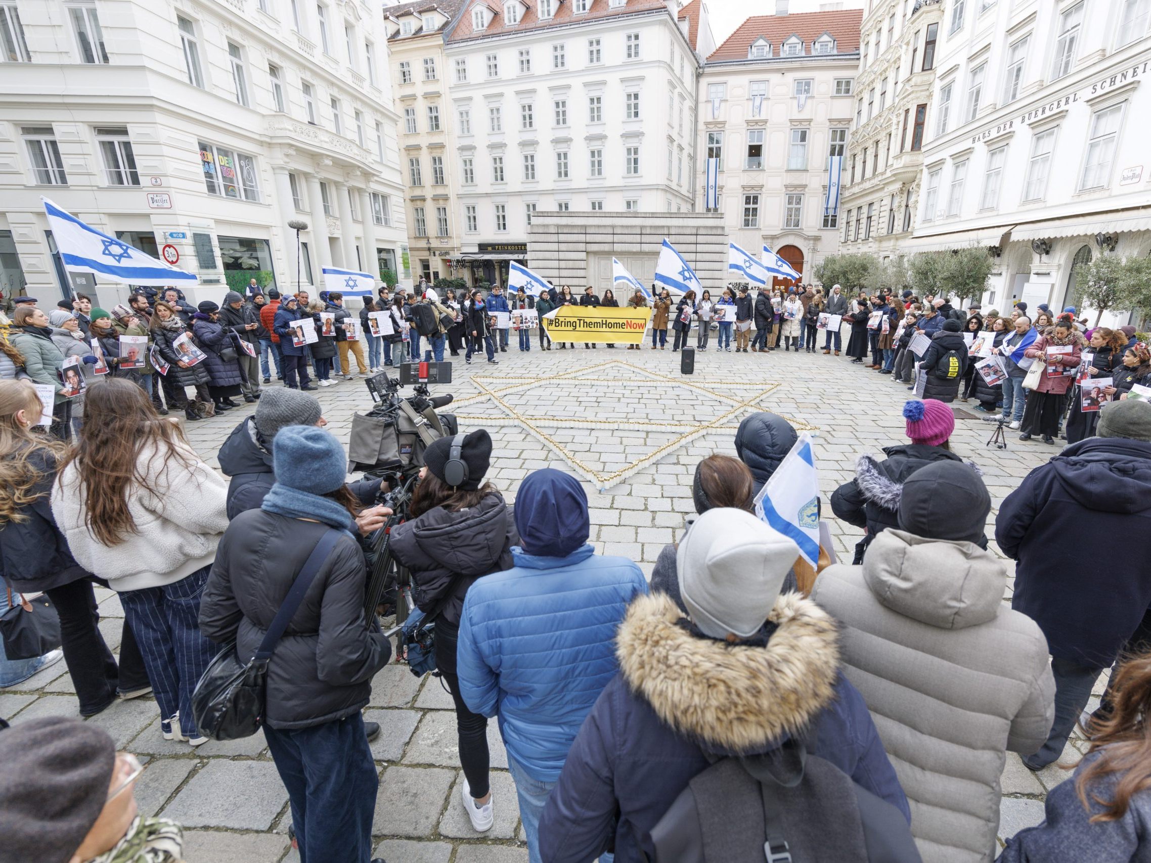Die Teilnehmer forderten die Freilassung der Gefangenen aus den Händen der Hamas. Die Teilnehmer forderten die Freilassung der Gefangenen aus den Händen der Hamas.