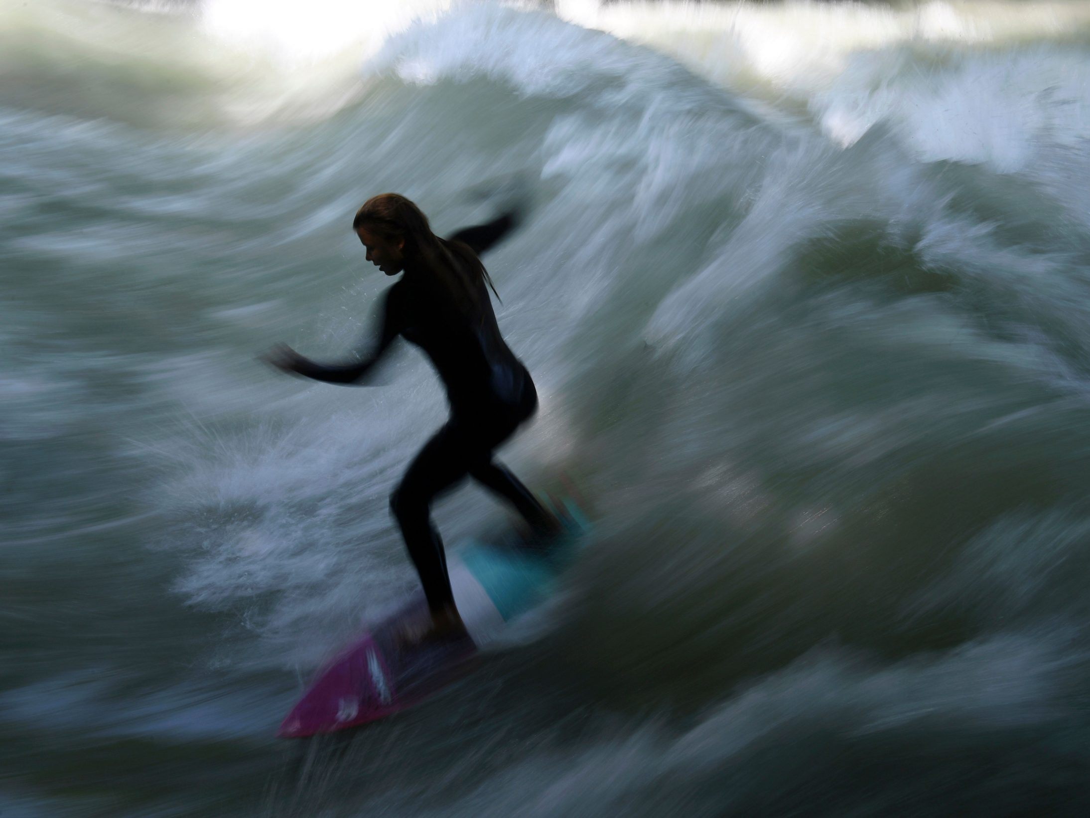 Eine Woche nach ihrem schweren Unfall an der bekannten Eisbachwelle in München ist eine Surferin gestorben.
