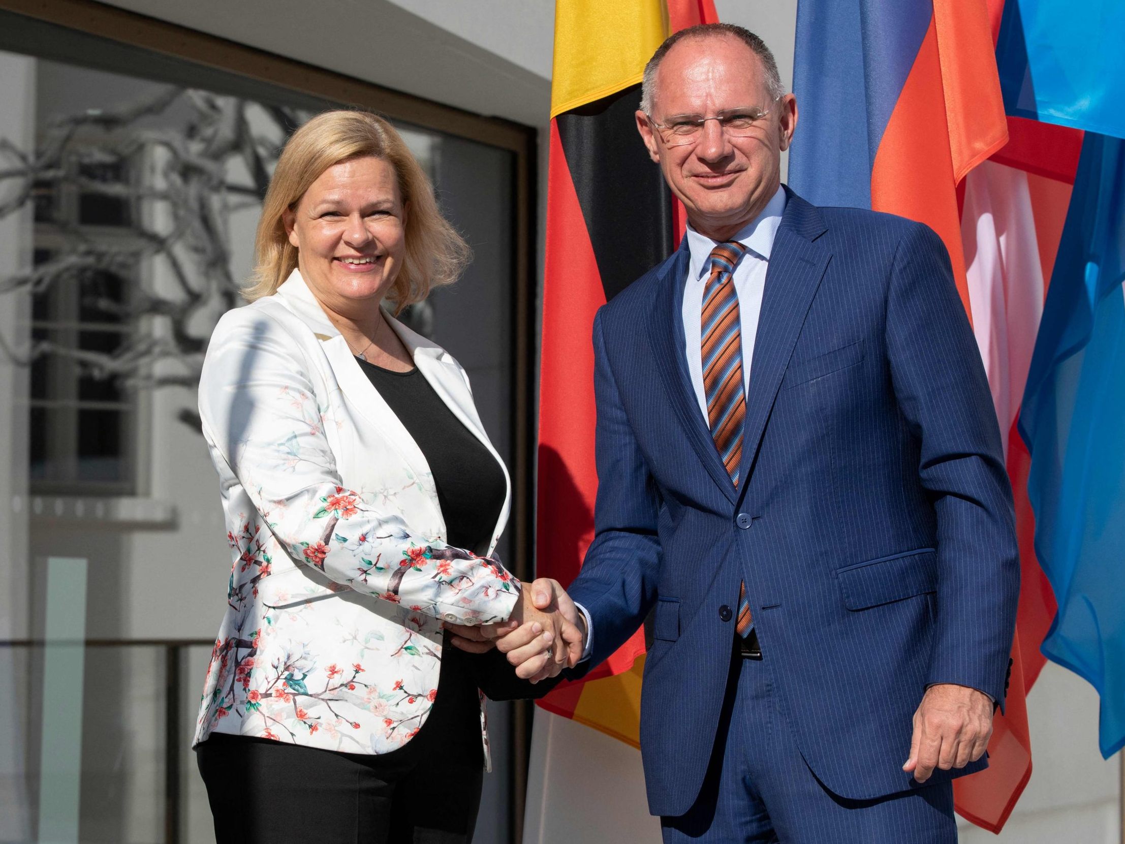 Innenminister Karner reiste mit seiner deutschen Amtskollegin Faeser nach Syrien. Innenminister Karner reiste mit seiner deutschen Amtskollegin Faeser nach Syrien.