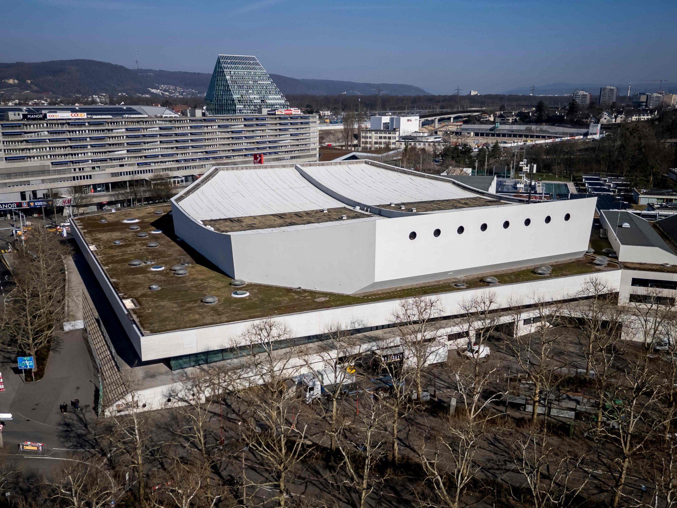 Spanien würde gerne Diskussion über ESC-Ausschluss von Israel sehen. Im Bild: Die St. Jakobshalle in Basel. Spanien würde gerne Diskussion über ESC-Ausschluss von Israel sehen. Im Bild: Die St. Jakobshalle in Basel.