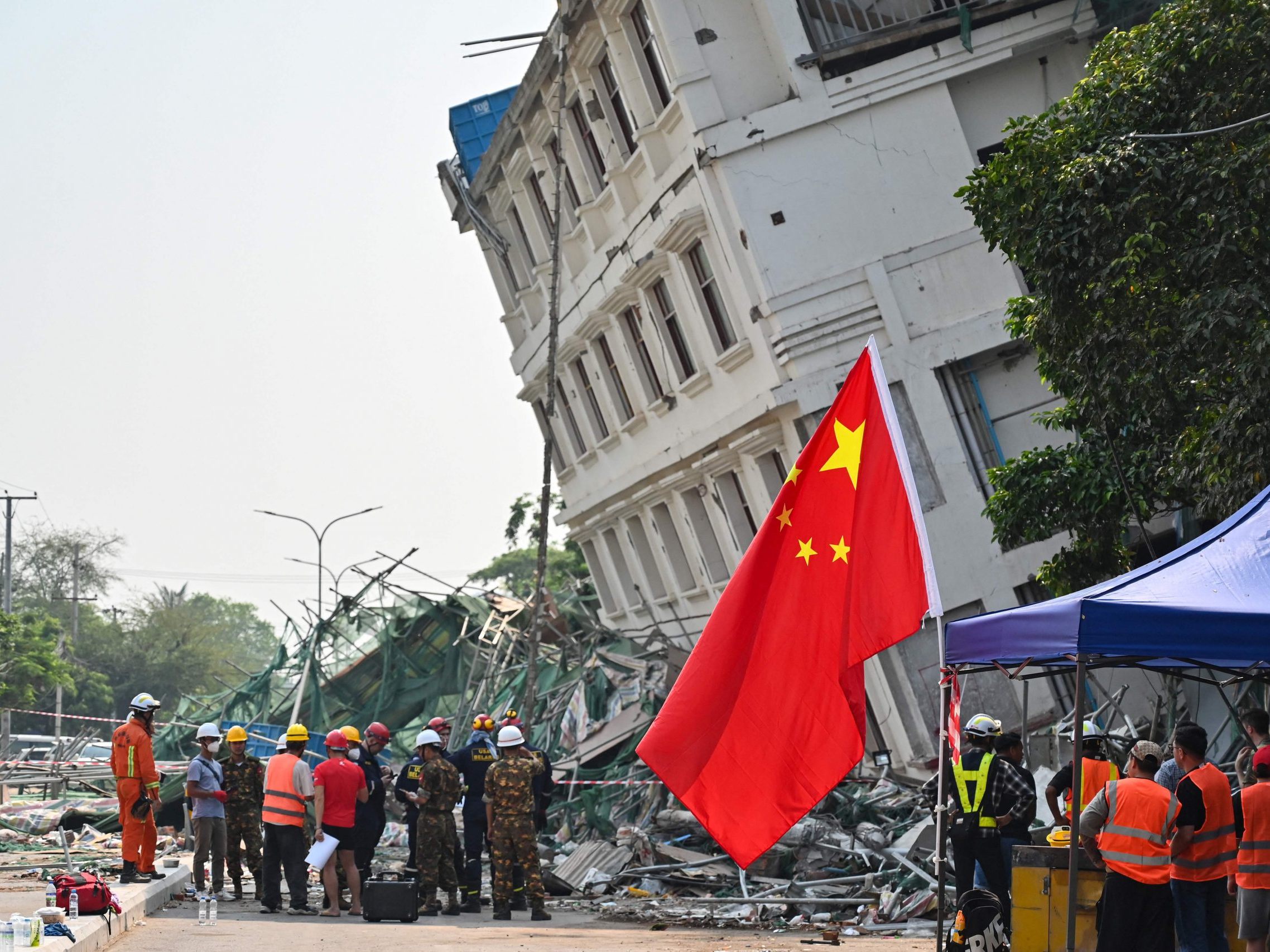 Chinesische Rettungskräfte helfen nach dem verheerenden Erdbeben in Südostasien. Chinesische Rettungskräfte helfen nach dem verheerenden Erdbeben in Südostasien.