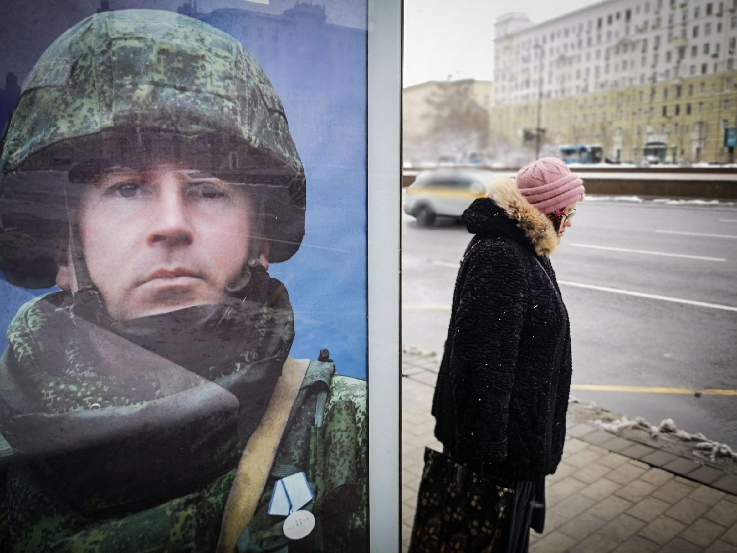 Russland wirbt mit Plakaten um Rekruten für die Armee.