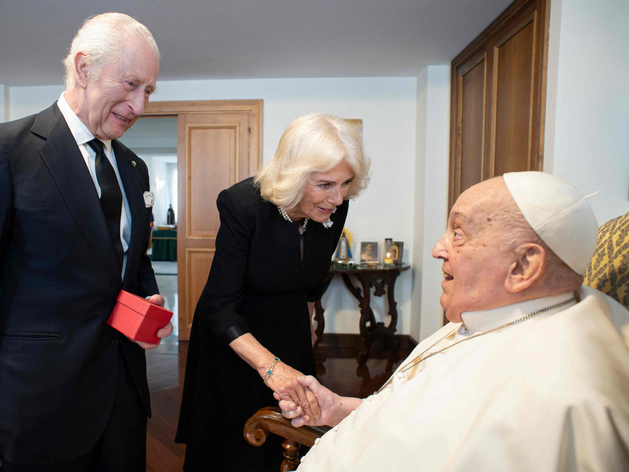 Überraschungsbesuch von König Charles und Camilla beim Papst.