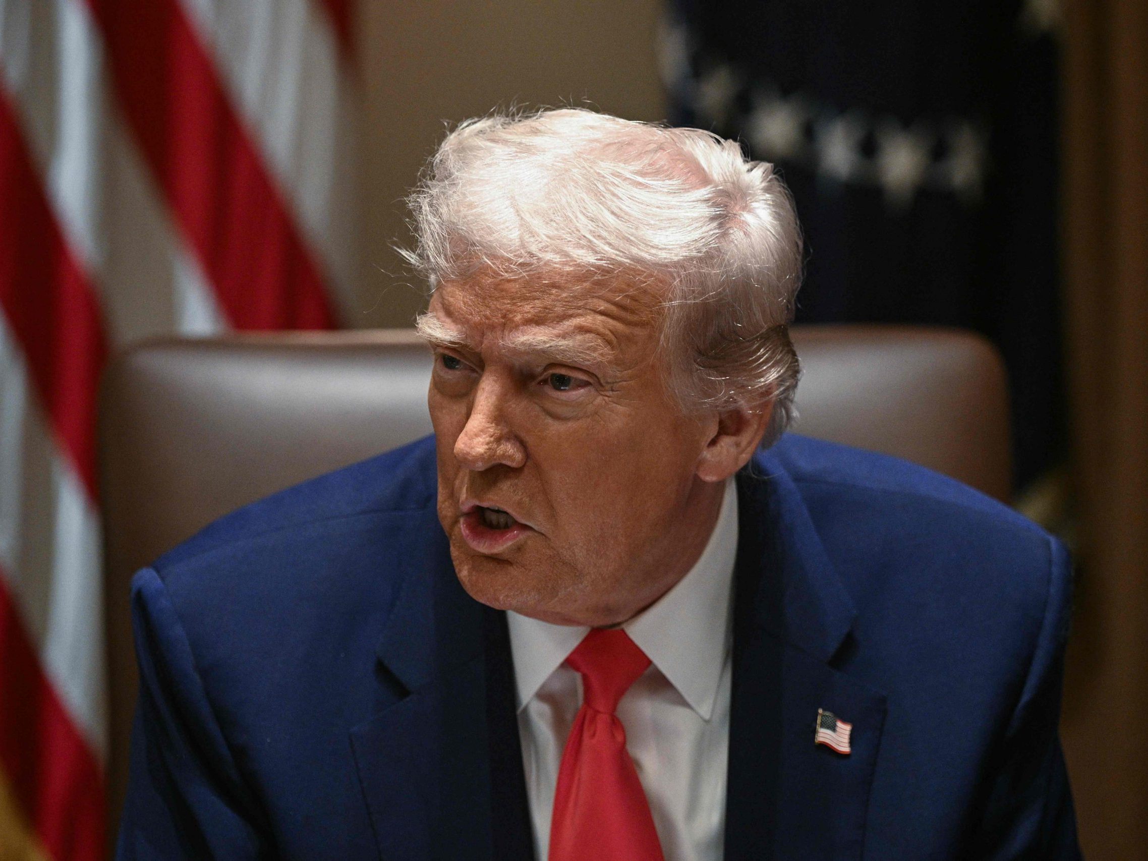 Donald Trump hat die Universität Harvard in einem Truth-Social-Beitrag erneut massiv kritisiert, ihr „Hass und Dummheit“ vorgeworfen und Konsequenzen wie den Entzug staatlicher Förderungen sowie die Aberkennung des Steuerstatus angedroht. Donald Trump hat die Universität Harvard in einem Truth-Social-Beitrag erneut massiv kritisiert, ihr „Hass und Dummheit“ vorgeworfen und Konsequenzen wie den Entzug staatlicher Förderungen sowie die Aberkennung des Steuerstatus angedroht.