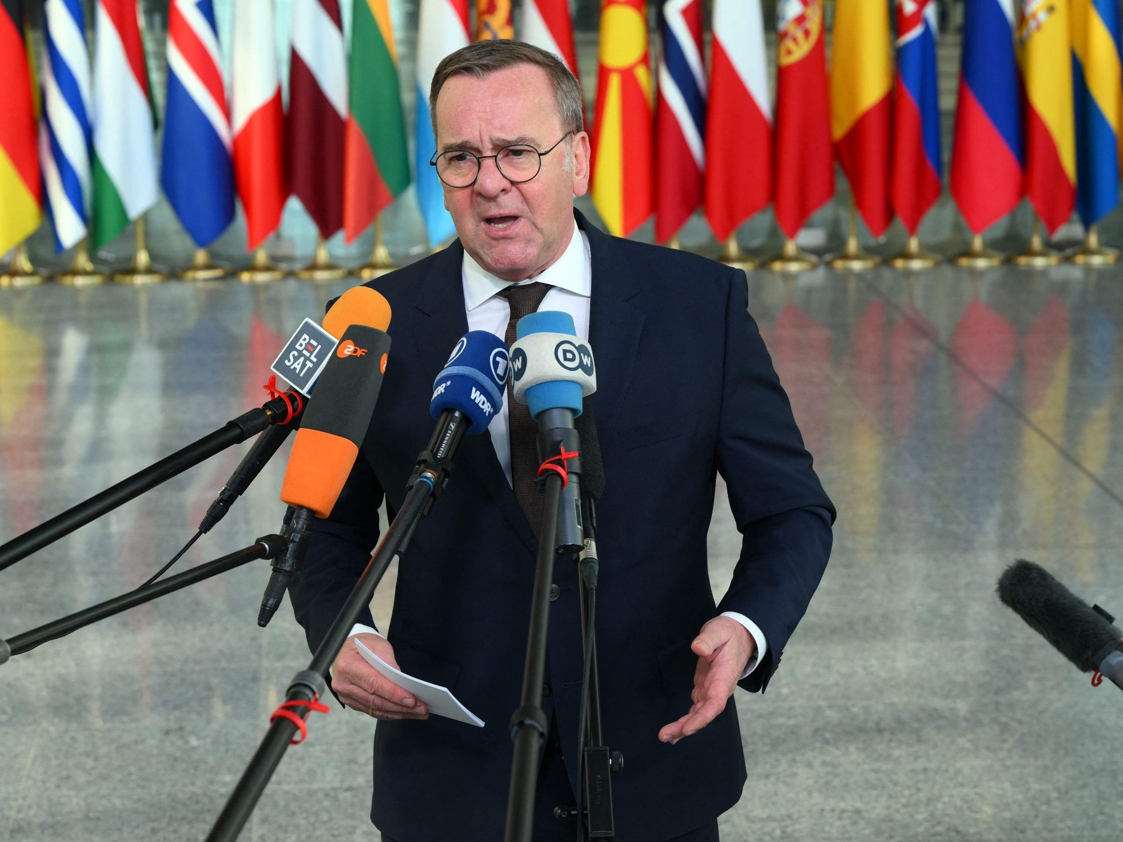 Deutschland kündigt der Ukraine umfangreiche neue Waffenlieferungen an, darunter über 1100 Radarsysteme, IRIS-T-Flugabwehrsysteme, Munition und Panzer, um deren Verteidigungsfähigkeit langfristig zu stärken. Deutschland kündigt der Ukraine umfangreiche neue Waffenlieferungen an, darunter über 1100 Radarsysteme, IRIS-T-Flugabwehrsysteme, Munition und Panzer, um deren Verteidigungsfähigkeit langfristig zu stärken.