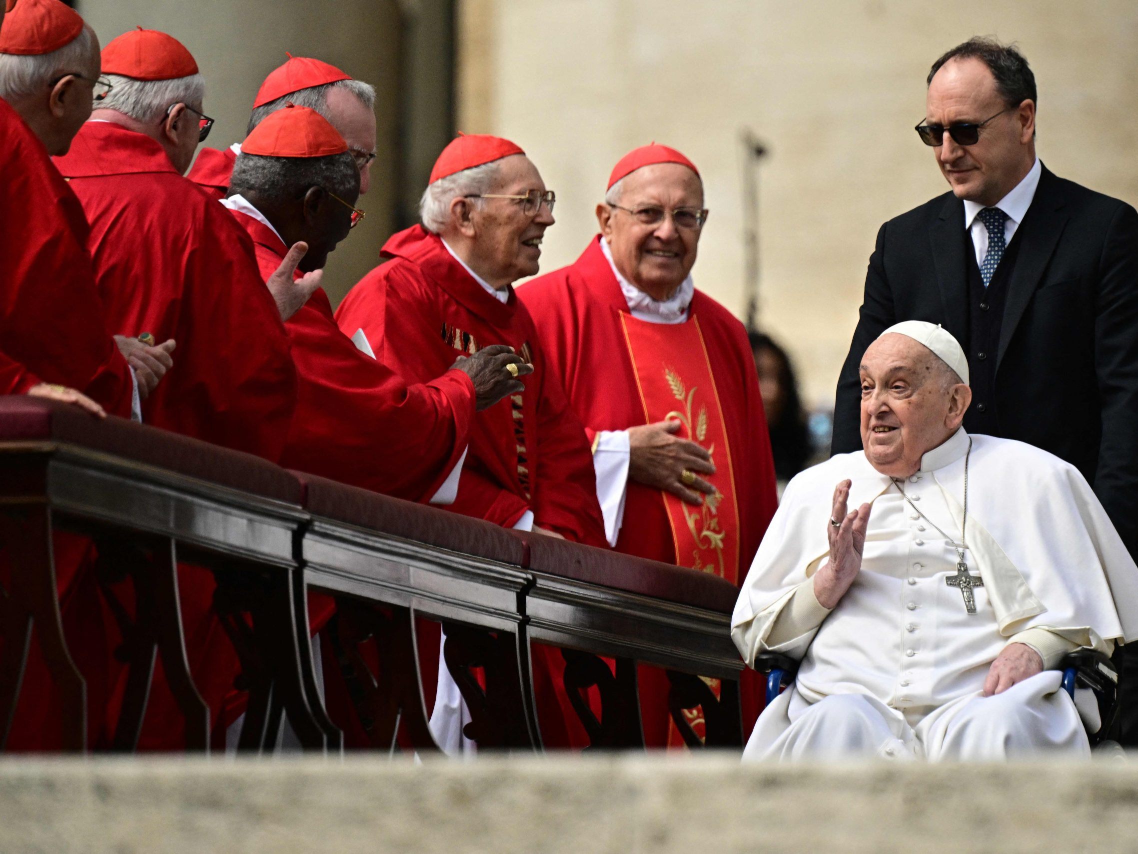 Kardinal Comastri zelebriert anstelle des Papstes die Ostermesse.