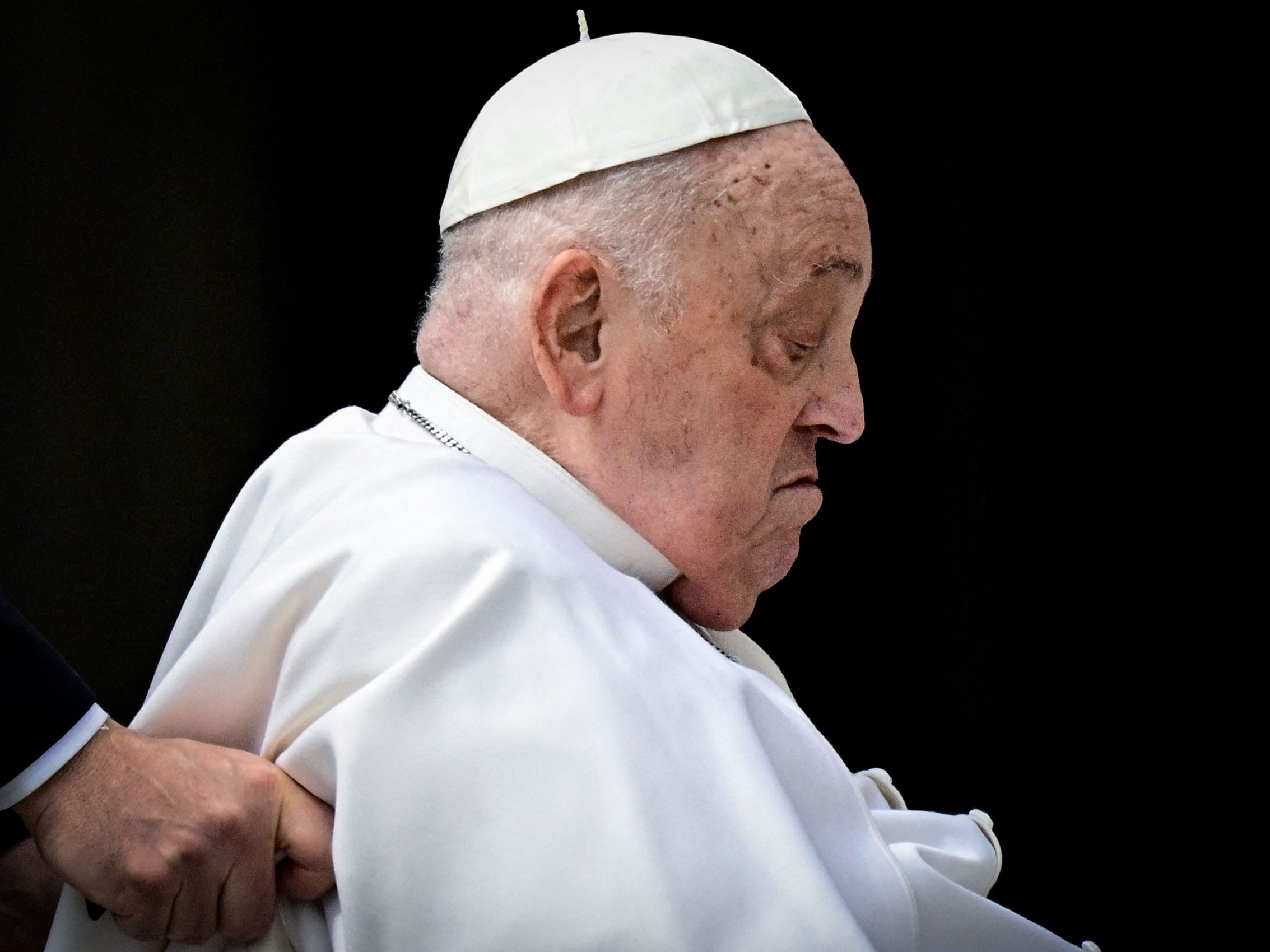 Die Chrisammesse am Gründonnerstag fand ohne Papst im Petersdom statt. Die Chrisammesse am Gründonnerstag fand ohne Papst im Petersdom statt.