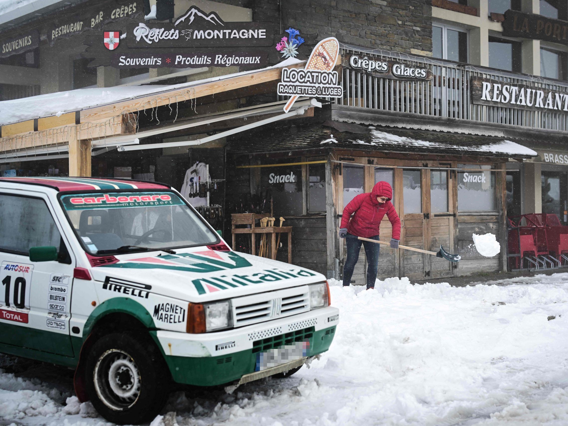 Heftige Schnee- und Regenfälle in den Alpen haben neben Italien auch in Frankreich und der Schweiz zu massiven Behinderungen geführt.