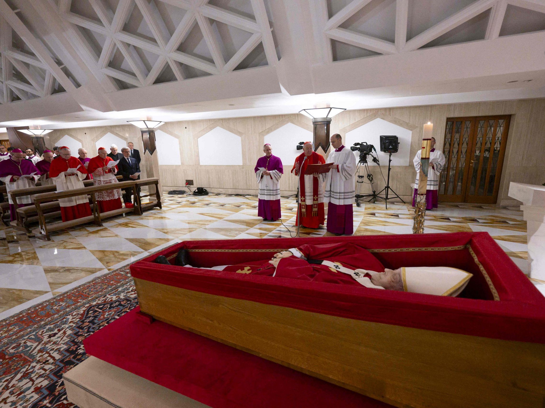 Papst Franziskus aufgebahrt in der Kapelle des vatikanischen Gästehauses Domus Santa Marta.