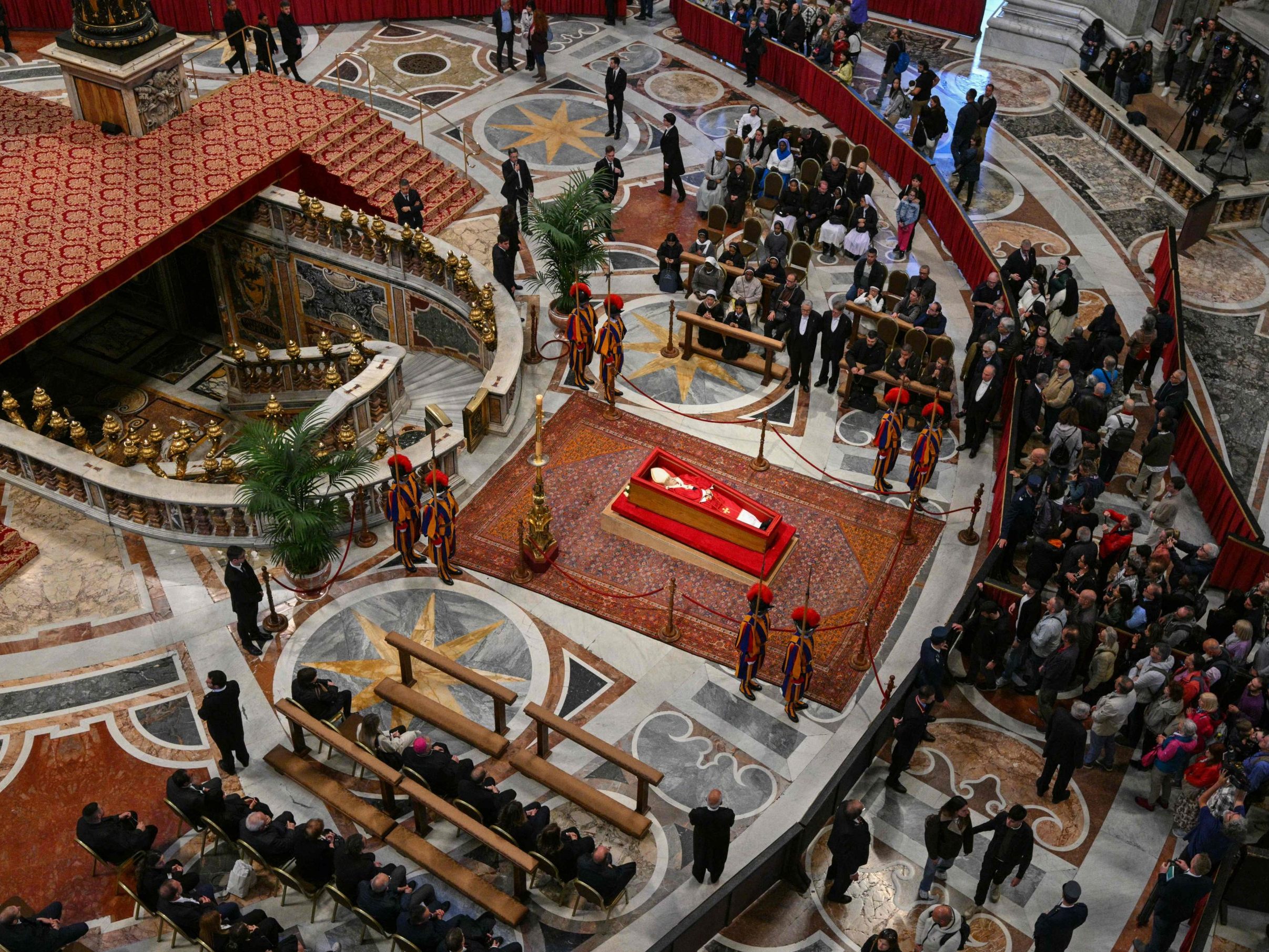 Trauerfeier und Beisetzung eines Papstes folgen strengen Regeln, die im Laufe der Jahrhunderte immer wieder verändert wurden. Trauerfeier und Beisetzung eines Papstes folgen strengen Regeln, die im Laufe der Jahrhunderte immer wieder verändert wurden.