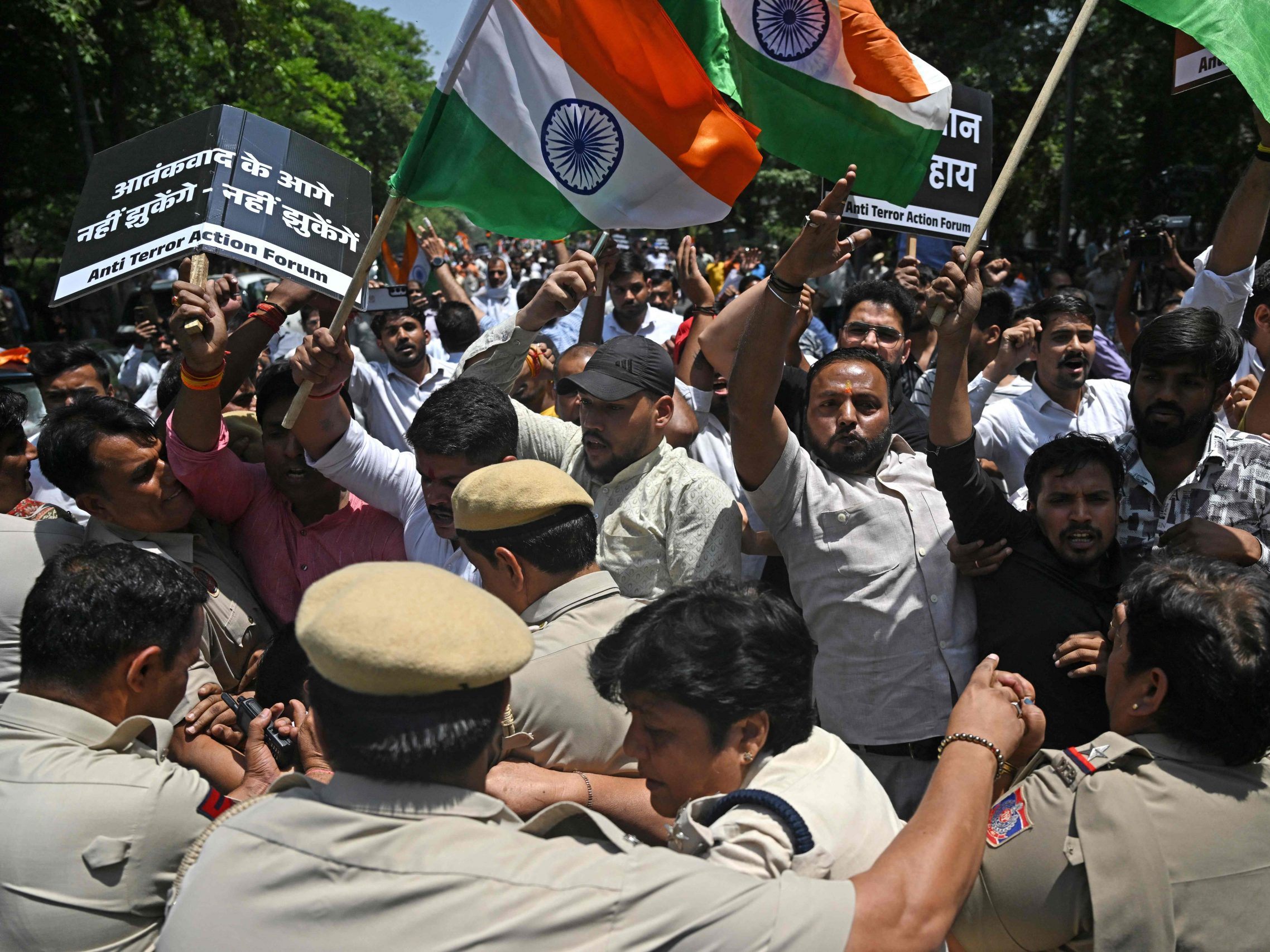 Als Reaktion auf den Anschlag mit 26 getöteten Touristen kam es in Indien zu Protesten. Als Reaktion auf den Anschlag mit 26 getöteten Touristen kam es in Indien zu Protesten.