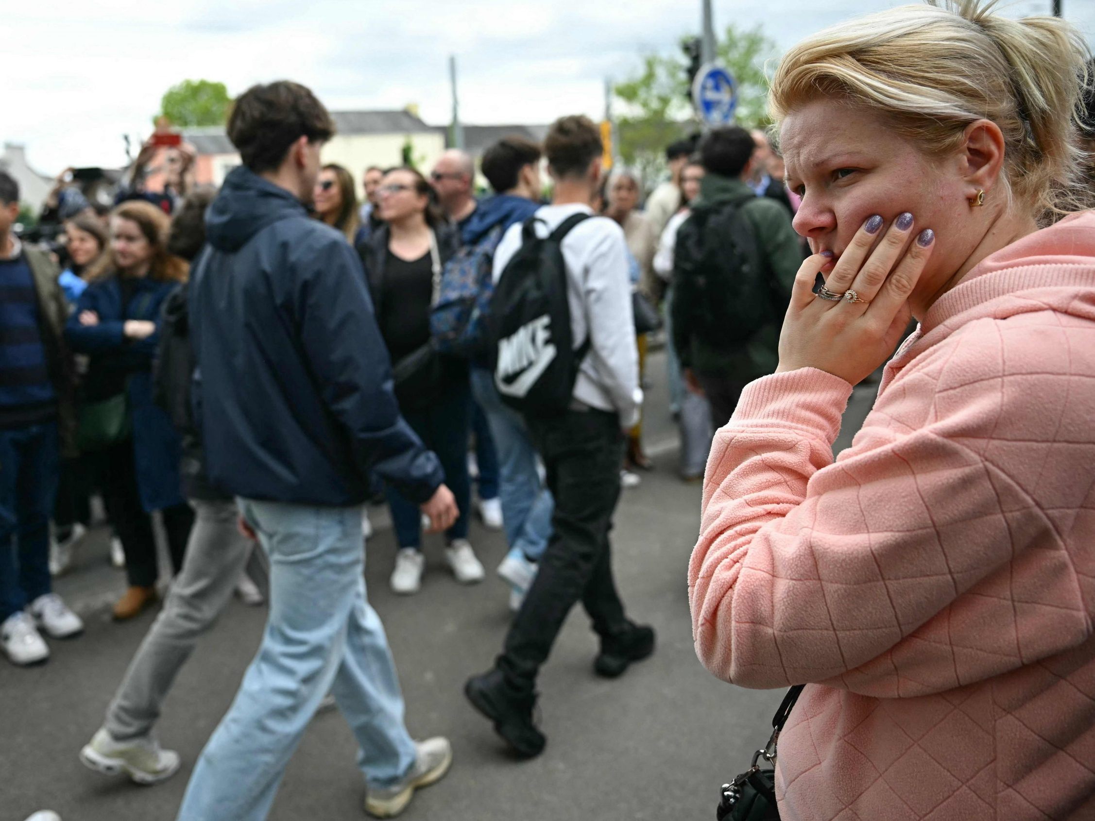Bei einer Messerattacke in einem Gymnasium in der westfranzösischen Großstadt Nantes ist eine Schülerin getötet worden, drei weitere erlitten Verletzungen.