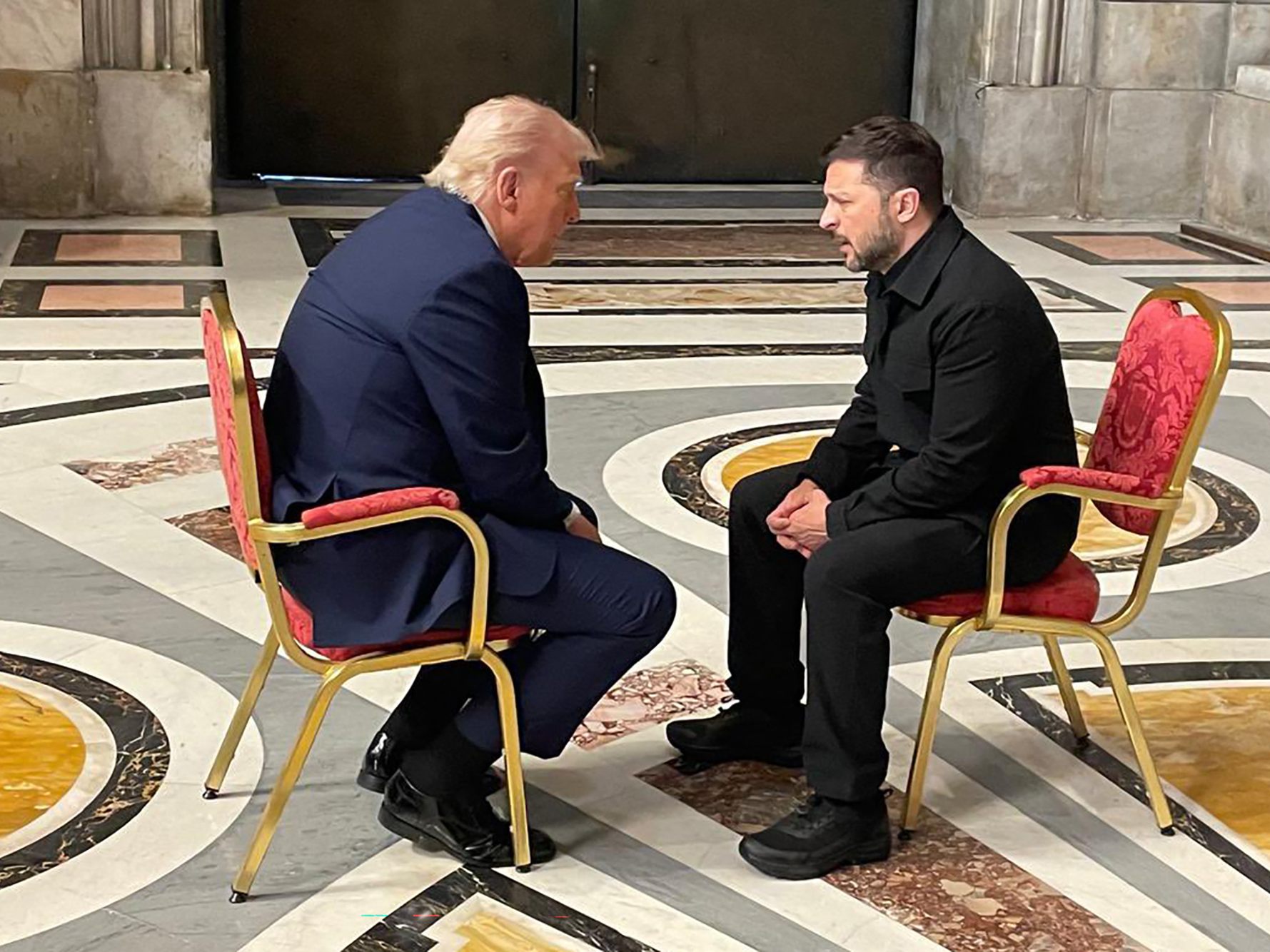 Ein Bild, das neue Hoffnung weckt. Am Rande des Papst-Begräbnisses in Rom saßen sich US-Präsident Trump und sein ukrainisches Pendant Selenskyi für kurze Zeit gegenüber.
