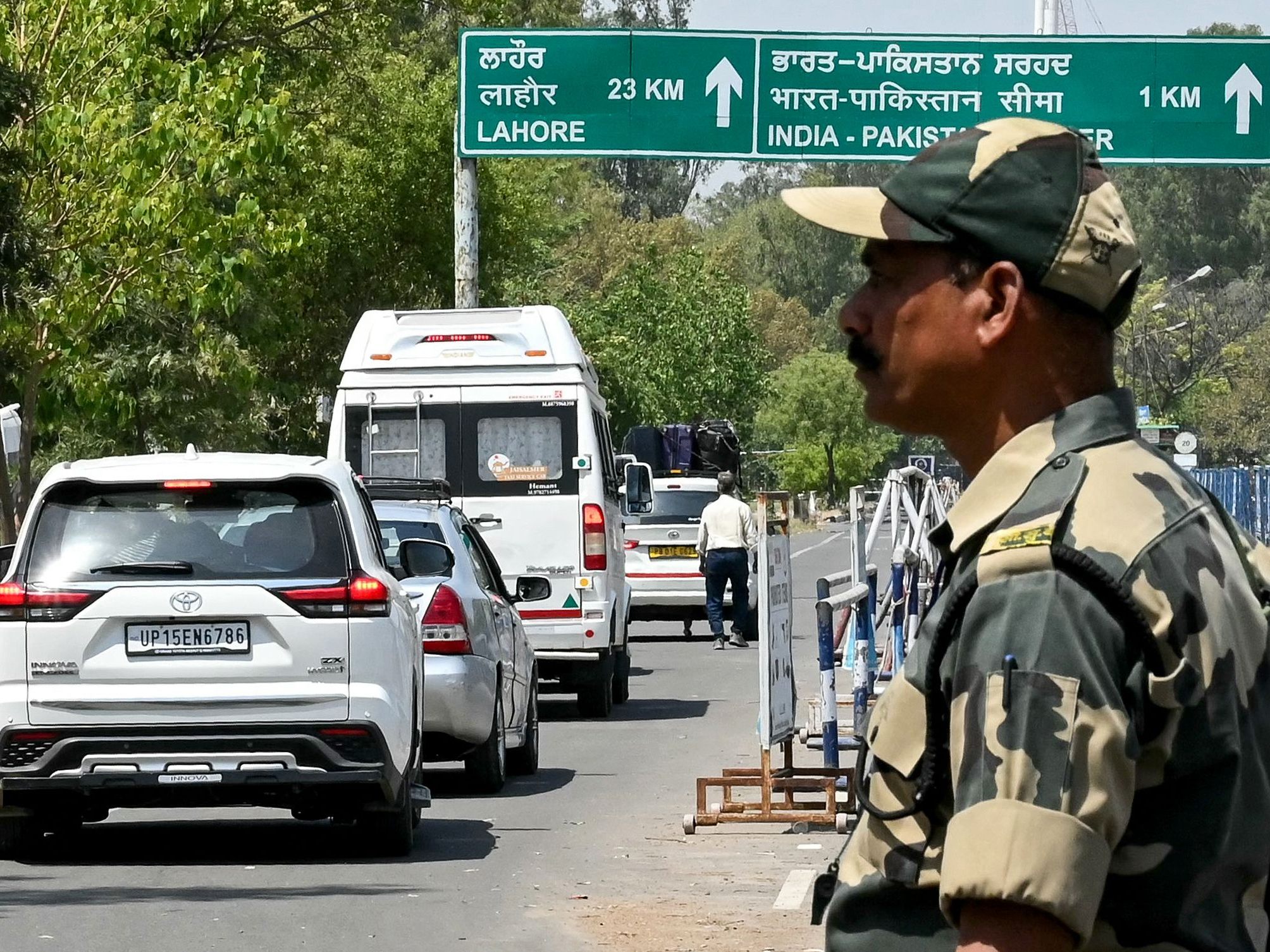 Nach dem Anschlag auf Touristen in der umstrittenen Region Kaschmir haben indische und pakistanische Soldaten nach indischen Angaben in der dritten Nacht in Folge aufeinander geschossen. Nach dem Anschlag auf Touristen in der umstrittenen Region Kaschmir haben indische und pakistanische Soldaten nach indischen Angaben in der dritten Nacht in Folge aufeinander geschossen.