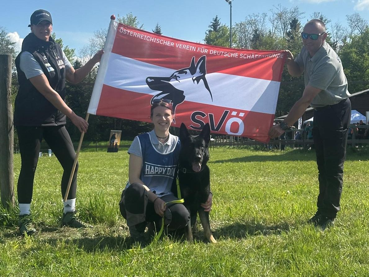 Nina posiert mit Hund Ero nach dem Sieg. Nina posiert mit Hund Ero nach dem Sieg.