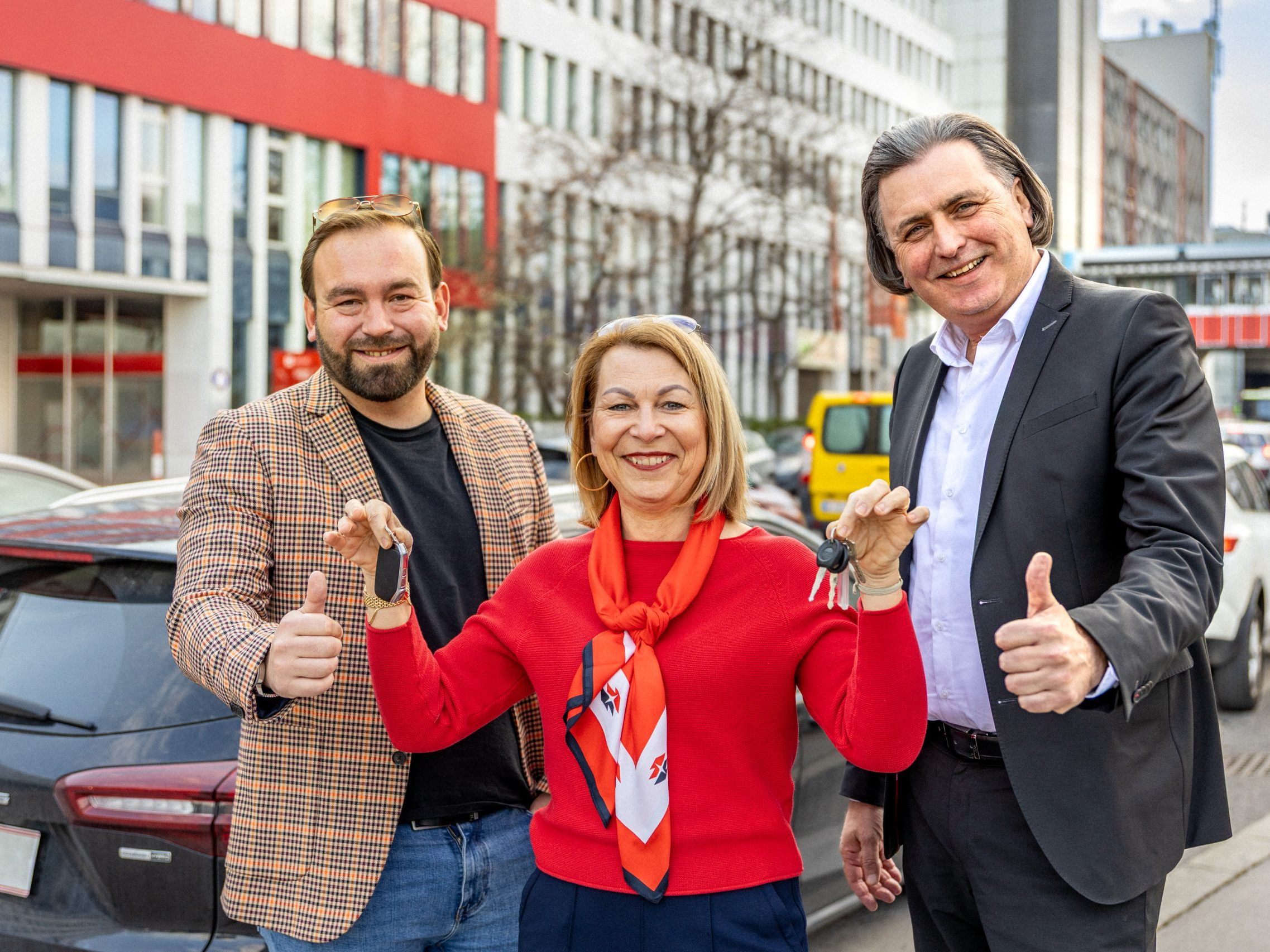 Die Chefin der Wiener Linien neben zwei Teilnehmern der Auto-Wette.