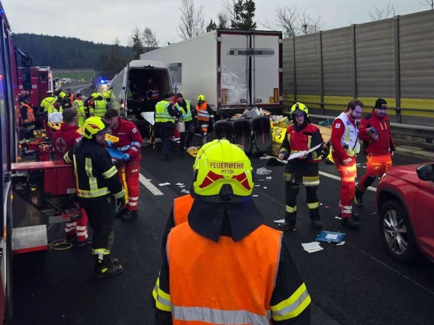 Großeinsatz nach Unfall mit Kleinbus und Lkw auf der A2.