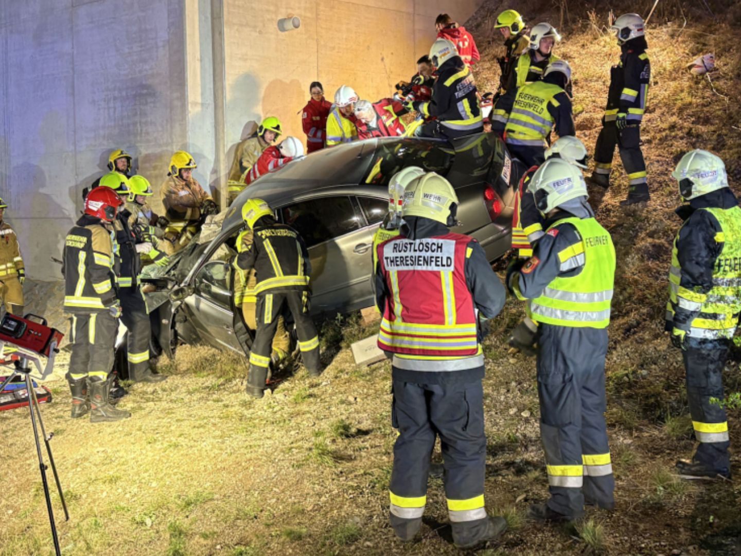 Lenker und Beifahrer wurden bei dem Unfall schwer verletzt. Lenker und Beifahrer wurden bei dem Unfall schwer verletzt.