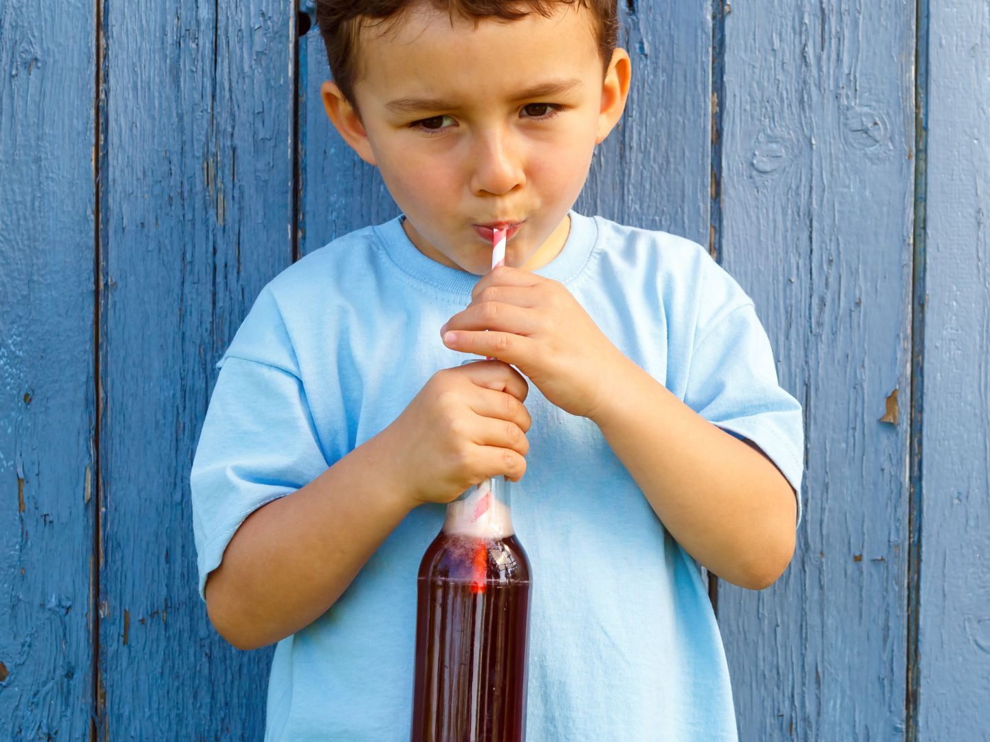 Im Schnitt enthält ein Kindergetränk sechs Stück Würfelzucker. Im Schnitt enthält ein Kindergetränk sechs Stück Würfelzucker.