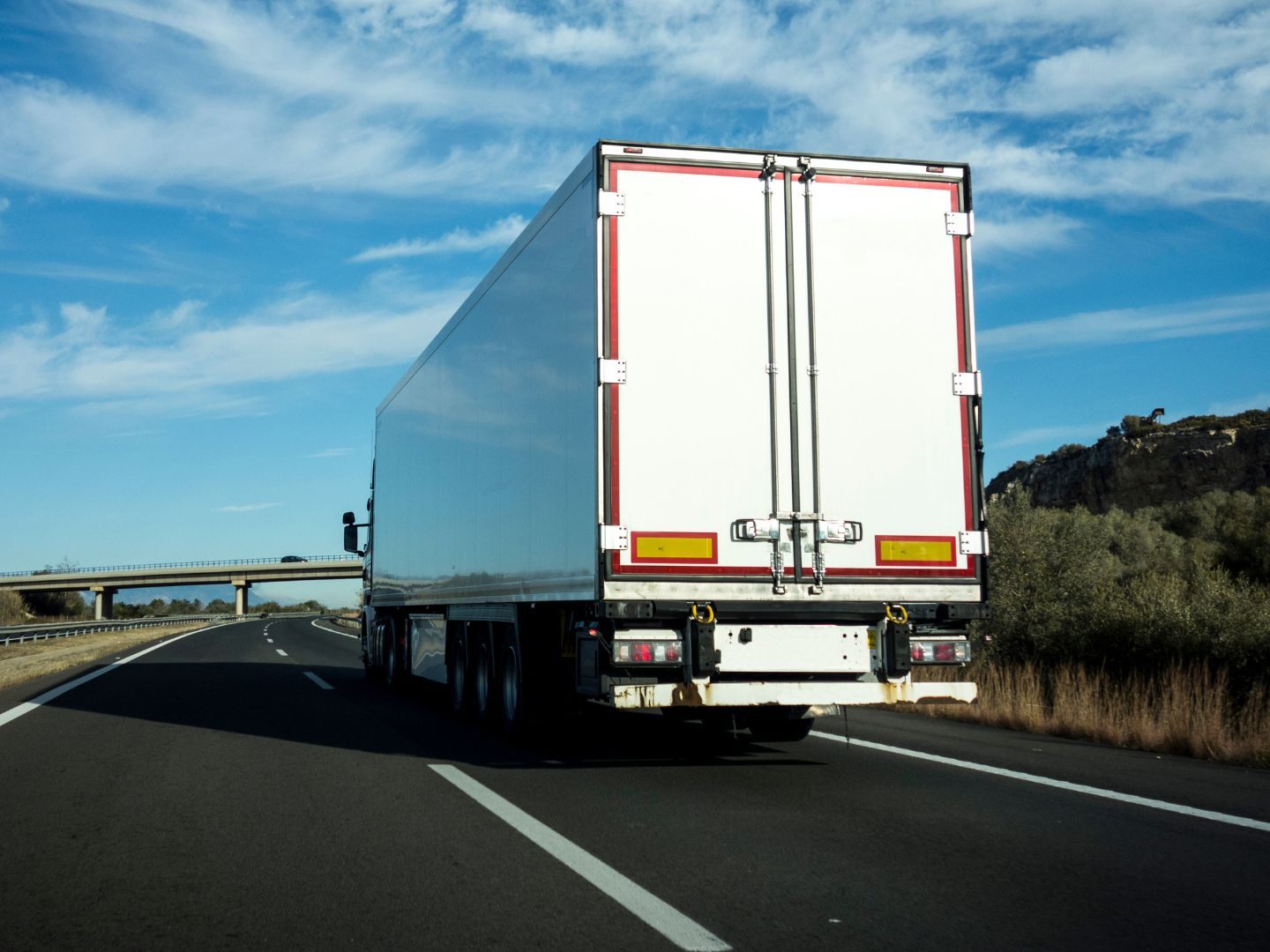 Die Lkw-Lenker verwendeten bei Auslandsfahrten mehrere Fahrerkarten. Die Lkw-Lenker verwendeten bei Auslandsfahrten mehrere Fahrerkarten.