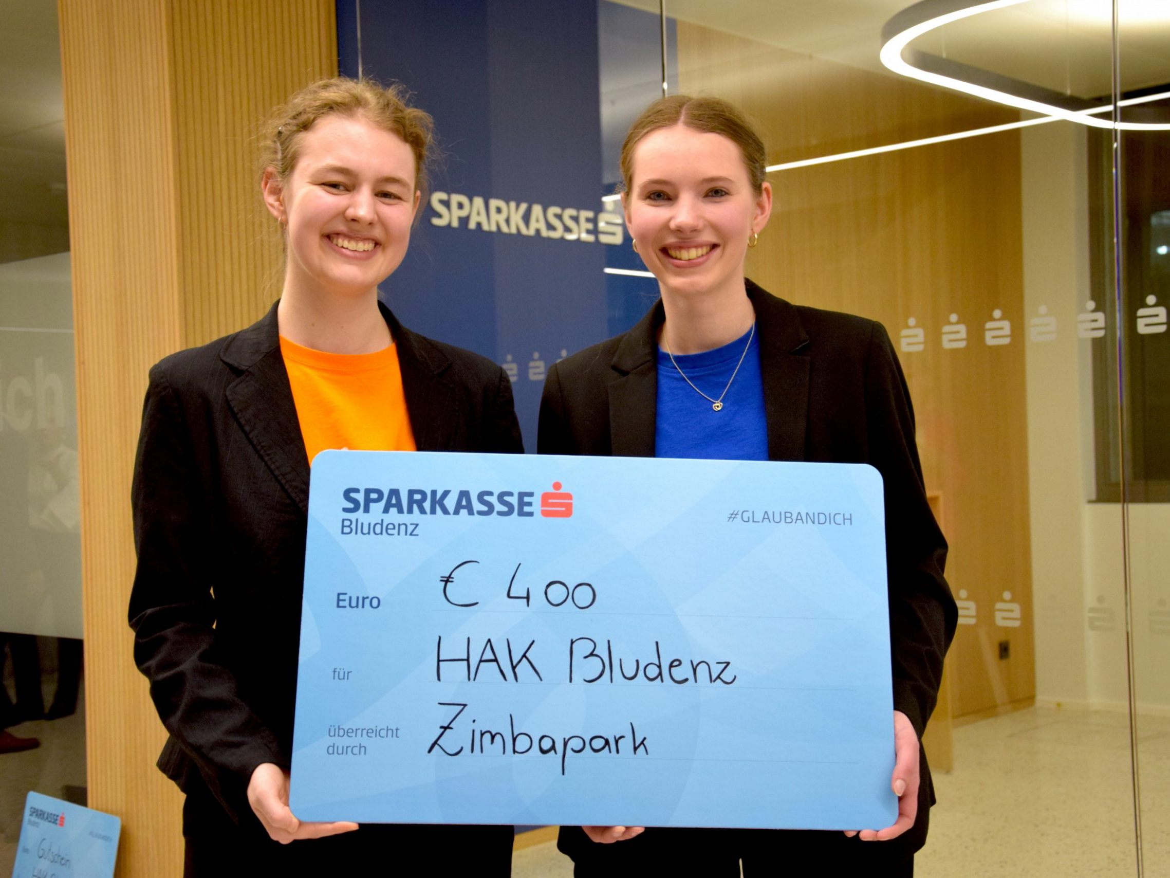 Die glücklichen Gewinnerinnen des diesjährigen #glaubandich awards: Sabrina Goossens (l.) und Lena Pfefferkorn aus dem Montafon. Die glücklichen Gewinnerinnen des diesjährigen #glaubandich awards: Sabrina Goossens (l.) und Lena Pfefferkorn aus dem Montafon.