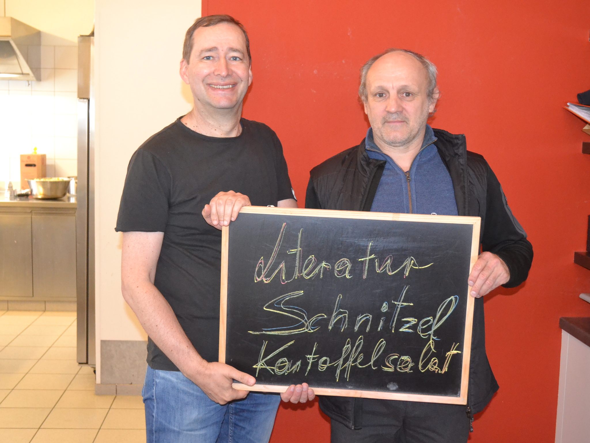 Der Leiter des Caritas Cafés, Peter Wieser mit Autor Jürgen-Thomas Ernst. Der Leiter des Caritas Cafés, Peter Wieser mit Autor Jürgen-Thomas Ernst.