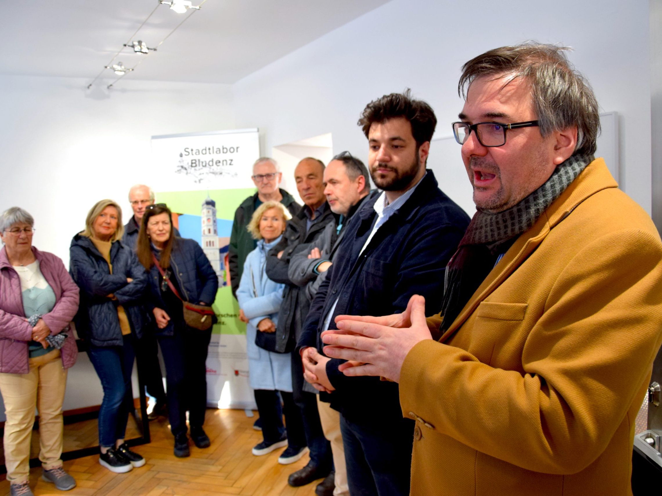 Historiker Christof Thöny (im Vordergrund) freute sich über die Eröffnung des Stadtlabor Bludenz und der ersten Ausstellung in den Räumlichkeiten der Einrichtung.