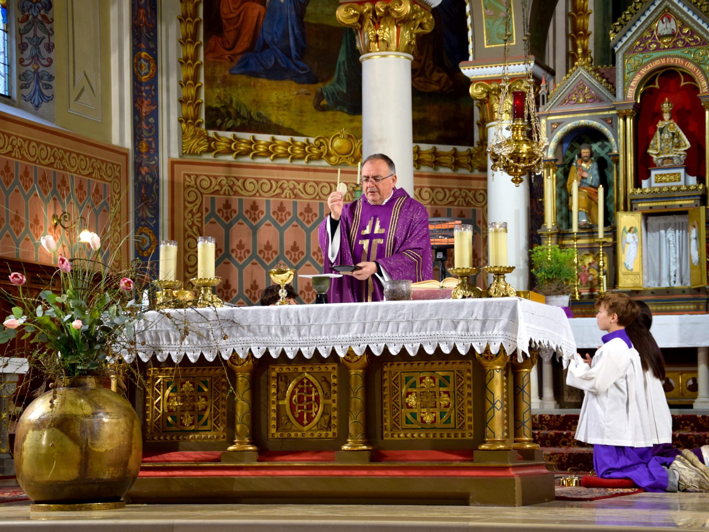 Das Münster zum Heiligen Jodok in Schruns anlässlich des Jubiläums "Fünf Jahre Münstererhebung": Messfeier mit Pfarrmoderator Hans Tinkhauser.