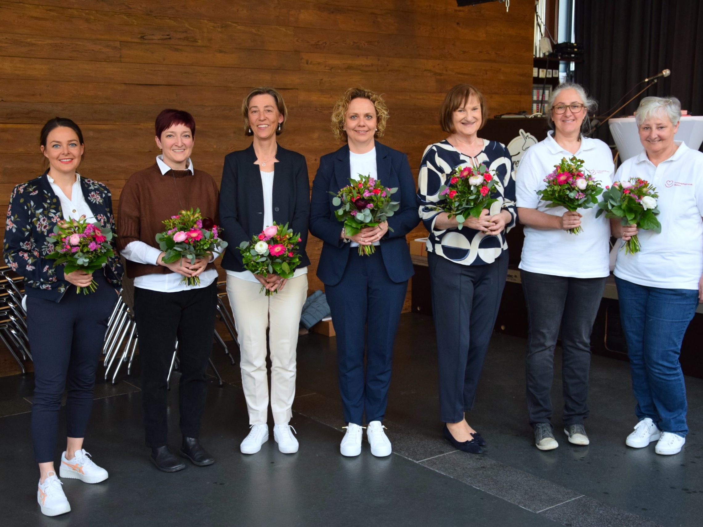 Die KPV Bludenz-Mitarbeitenden Ines Ganahl, Simona Marinier, Ingrid Summer, Angelika Boschetto, Obfrau Gerhild Feuerstein, Isabella Grass und Petra Bachmann (von links) bekamen Blumen. Die KPV Bludenz-Mitarbeitenden Ines Ganahl, Simona Marinier, Ingrid Summer, Angelika Boschetto, Obfrau Gerhild Feuerstein, Isabella Grass und Petra Bachmann (von links) bekamen Blumen.