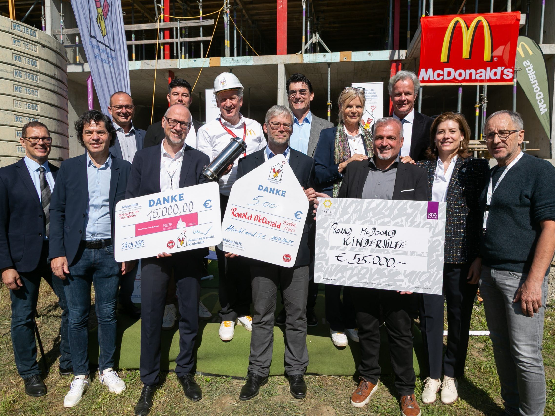 Offizieller Start für das Kinderhilfe-Haus in Feldkirch: (v.l.n.r.) Andreas Lauterer (Verwaltungsdirektor LKH Feldkirch), Manfred Rädler (Bürgermeister Feldkirch), Bernd Schelling (Pflegedirektor) , Pascal Kohlhaupt (Riva Home), Dr. (Anwaltskanzlei (Franchisenehmer Dr. Bickel), Richard Bickel Loek McDonald’s Österreich und Vermieter des Objekts), Volker Brütting (Firma Hochland), Wilfried Hefel (Riva Home), Karin Schmidt (Vorstand Ronald McDonald Kinderhilfe), Markus Ruppitsch (Riva Home), Dr. Gerald Fleisch (Geschäftsführer der Vorarlberger KrankenhausBetriebsgesellschaft), Ellen Staudenmayer (Managing Direktorin McDonald’s Österreich) und Prim. Univ.Prof. Dr. Burkhard Simma (Primarius der Fachabteilung Pädiatrie am LKH Feldkirch) Offizieller Start für das Kinderhilfe-Haus in Feldkirch: (v.l.n.r.) Andreas Lauterer (Verwaltungsdirektor LKH Feldkirch), Manfred Rädler (Bürgermeister Feldkirch), Bernd Schelling (Pflegedirektor) , Pascal Kohlhaupt (Riva Home), Dr. (Anwaltskanzlei (Franchisenehmer Dr. Bickel), Richard Bickel Loek McDonald’s Österreich und Vermieter des Objekts), Volker Brütting (Firma Hochland), Wilfried Hefel (Riva Home), Karin Schmidt (Vorstand Ronald McDonald Kinderhilfe), Markus Ruppitsch (Riva Home), Dr. Gerald Fleisch (Geschäftsführer der Vorarlberger KrankenhausBetriebsgesellschaft), Ellen Staudenmayer (Managing Direktorin McDonald’s Österreich) und Prim. Univ.Prof. Dr. Burkhard Simma (Primarius der Fachabteilung Pädiatrie am LKH Feldkirch)