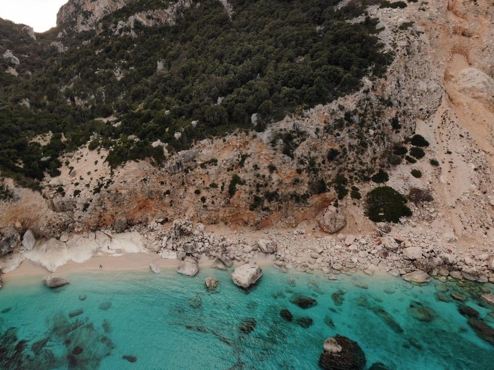 Cala Goloritzè mit weißen Kieselsteinen und kristallklarem Wasser ist der schönste Strand der Welt.