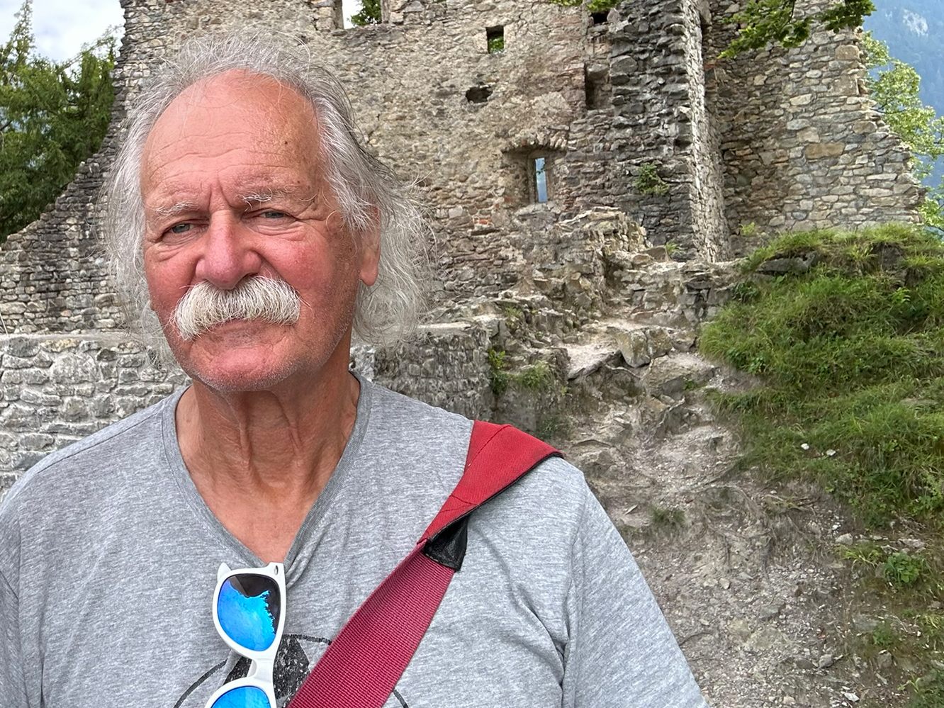 Helmut King präsentiert seine Kunst auf dem Schlossberg Helmut King präsentiert seine Kunst auf dem Schlossberg