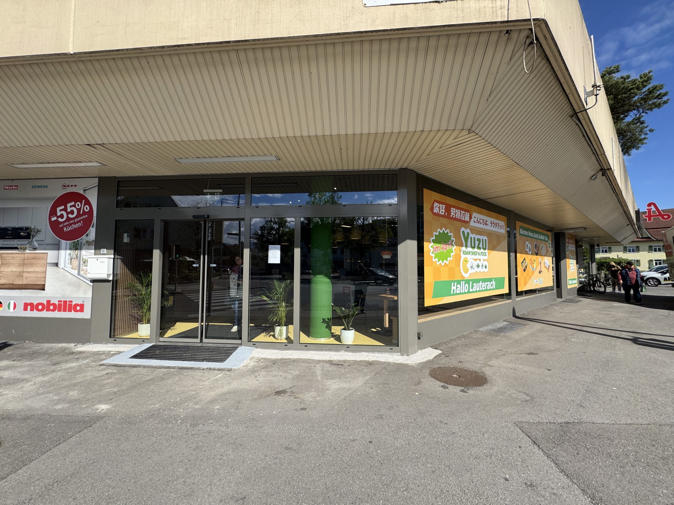 Der Laden befindet sich direkt an der Hauptstraße.