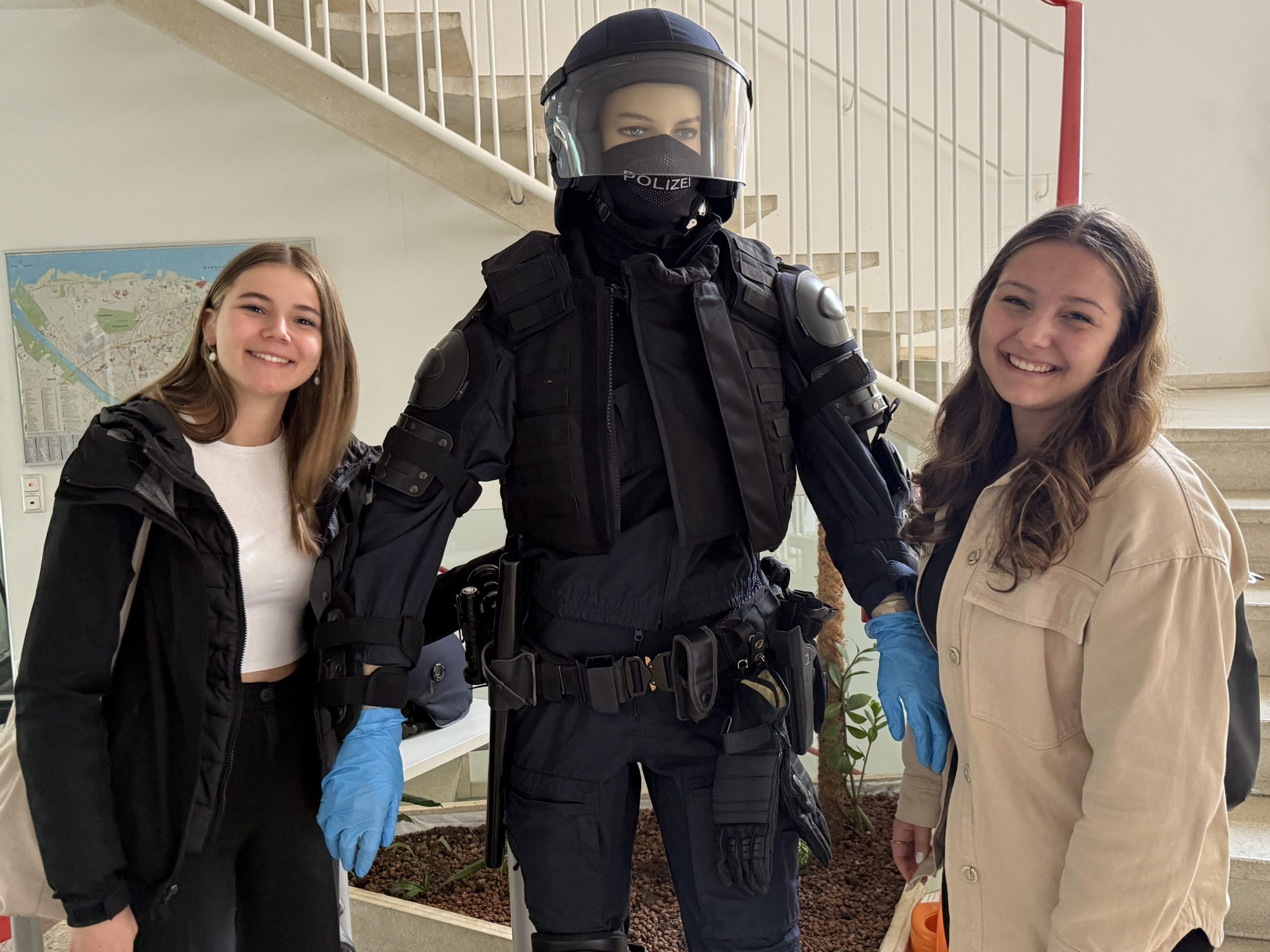 Lisa und Ana beim Girls Day bei der Polizei.