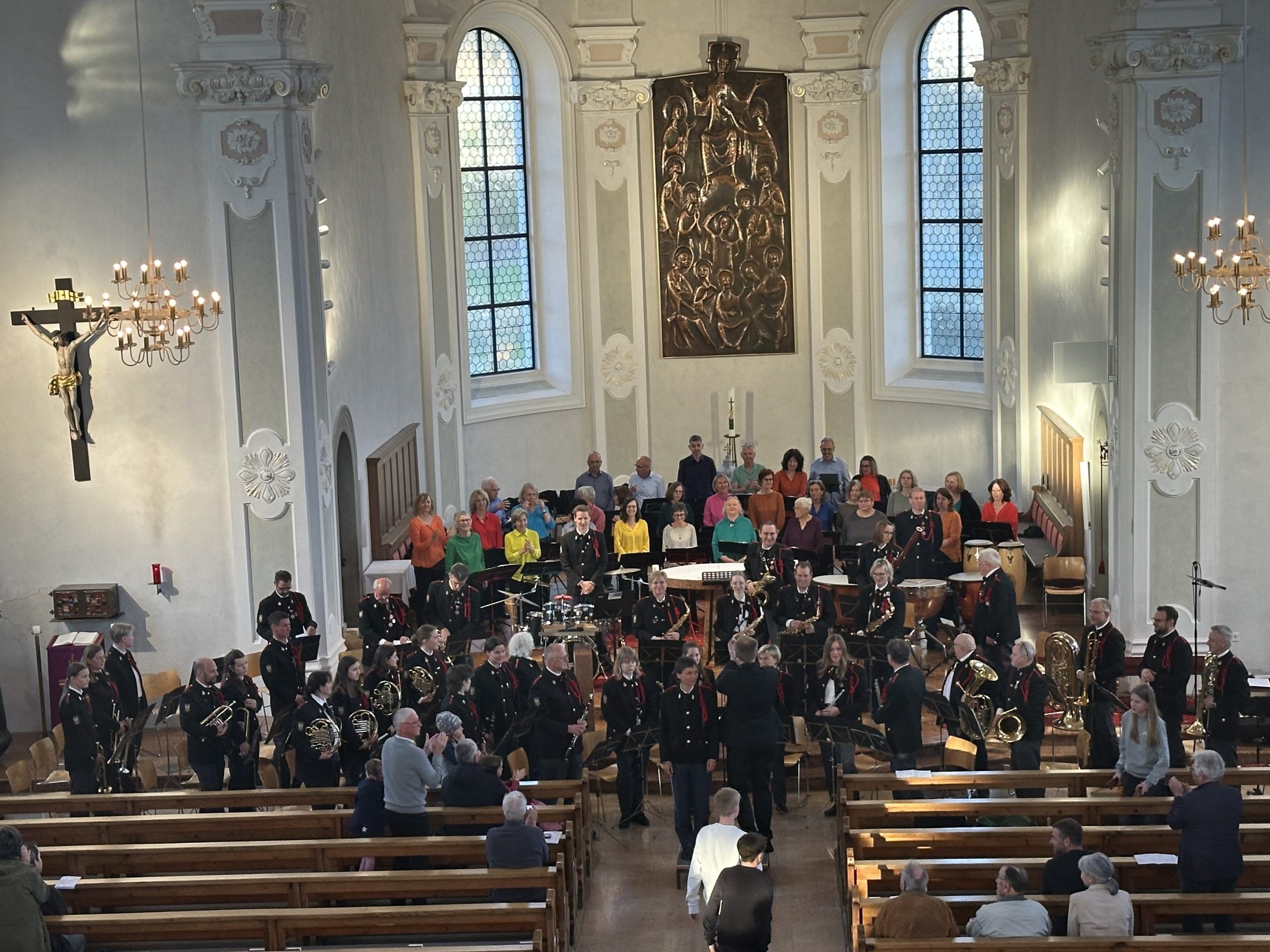 Klanggewaltiges Gemeinschaftskonzert von Schützenmusik und Kirchenchor in der Pfarrkirche St. Kilian