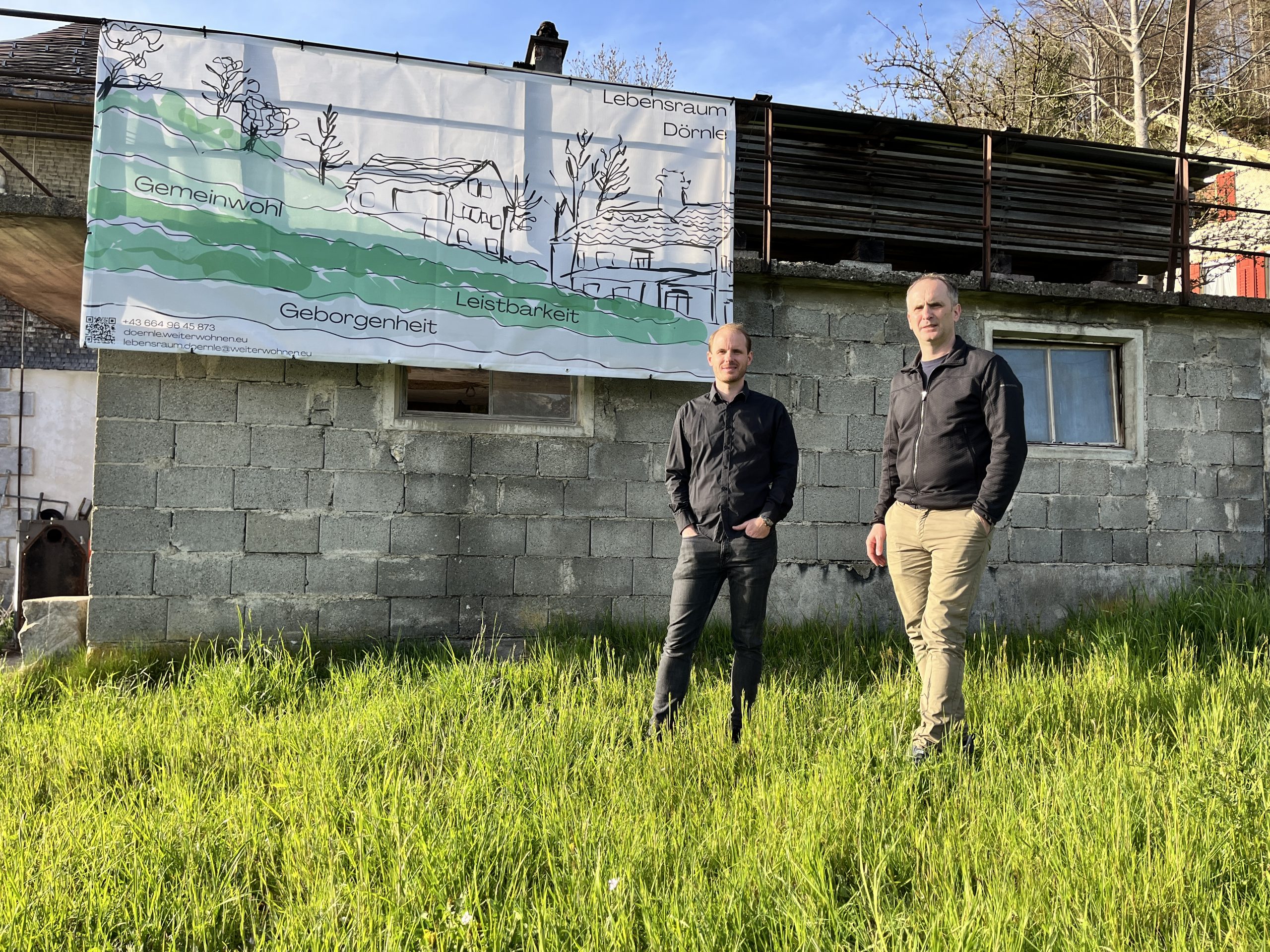 Andreas Müller-Dirnberger und Stefan Simma auf dem geplanten Bauplatz in Lingenau.