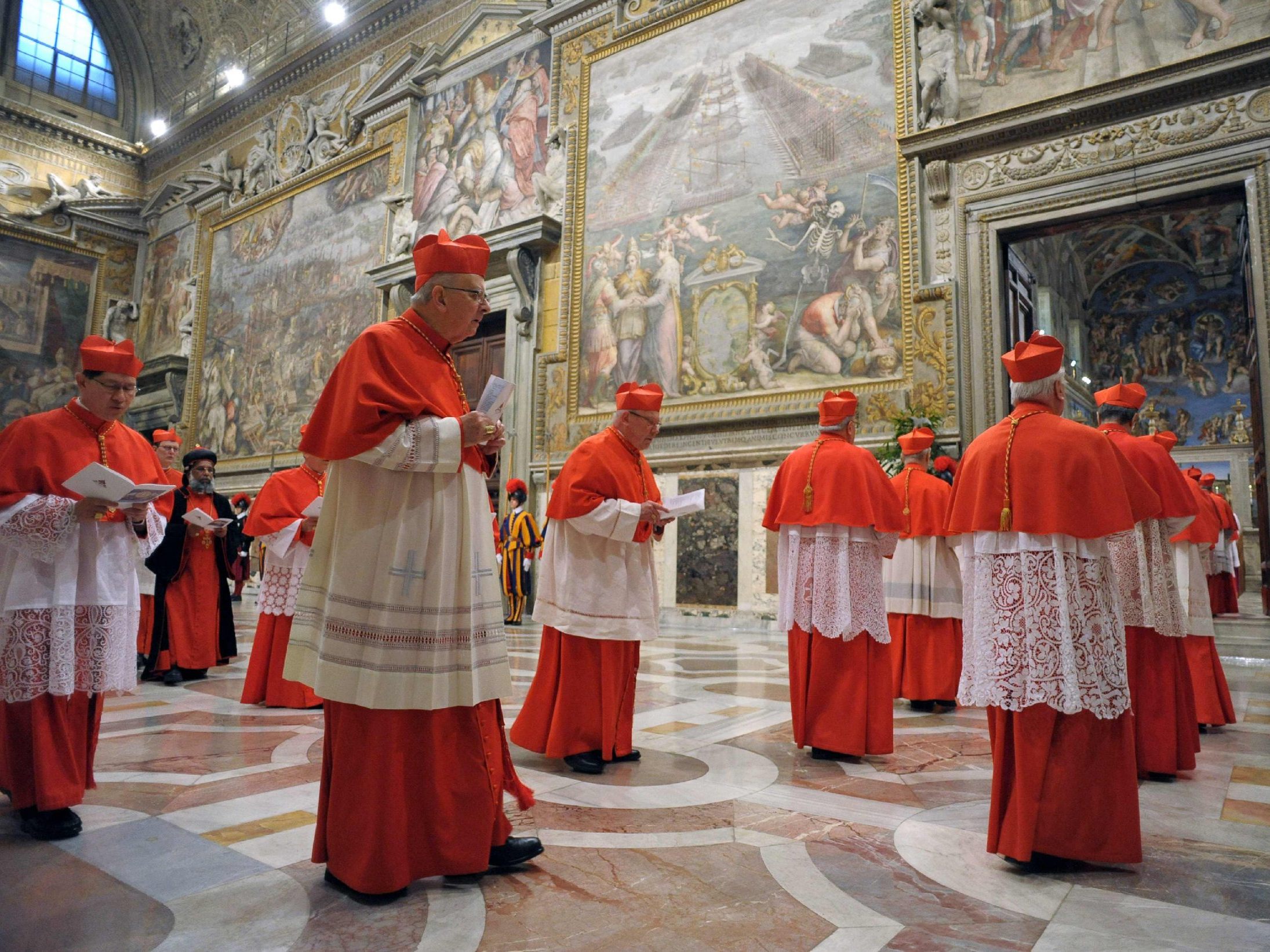 Kardinäle betreten die Sixtinische Kapelle zum Konklave am 12. März 2013 - In der Geschichte der Papstwahl war die Anreise nach Rom oft schwierig bis unmöglich.