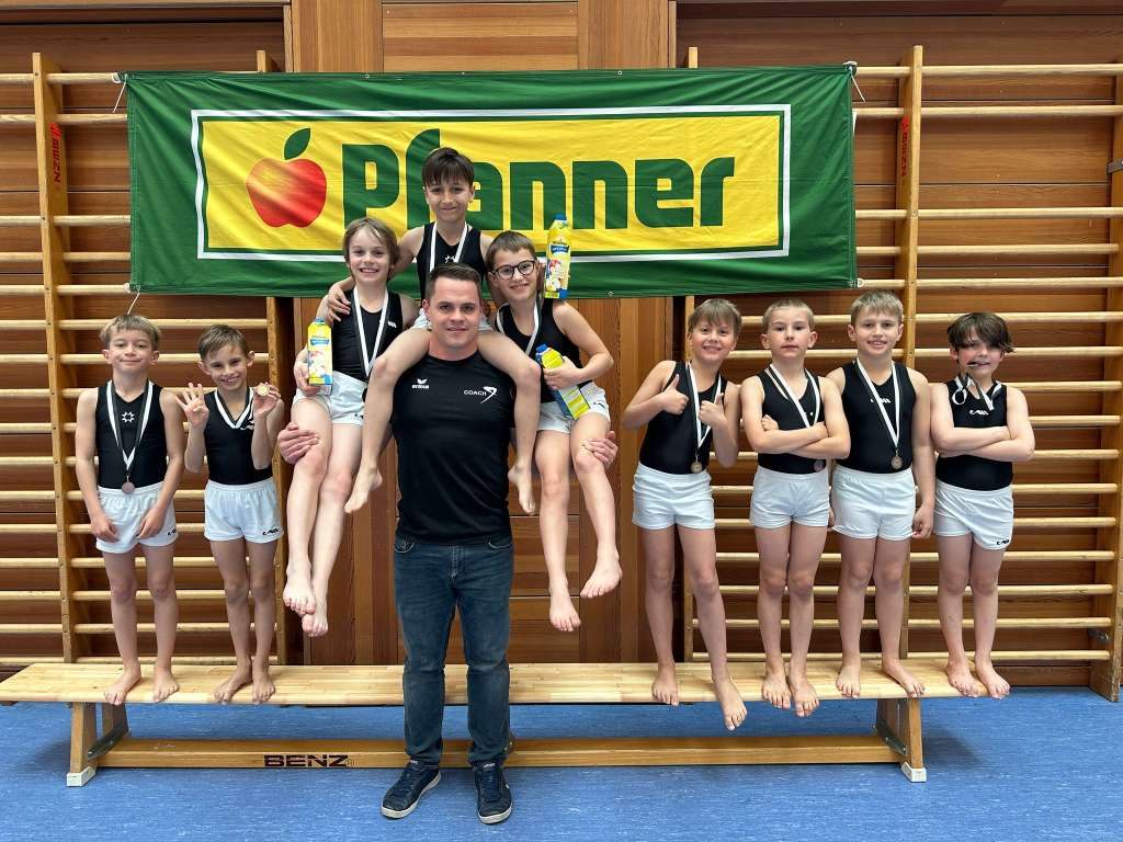Die Turner - VVP 2016 freuten sich gemeinsam mit Trainer Josef über die tollen Erfolge.