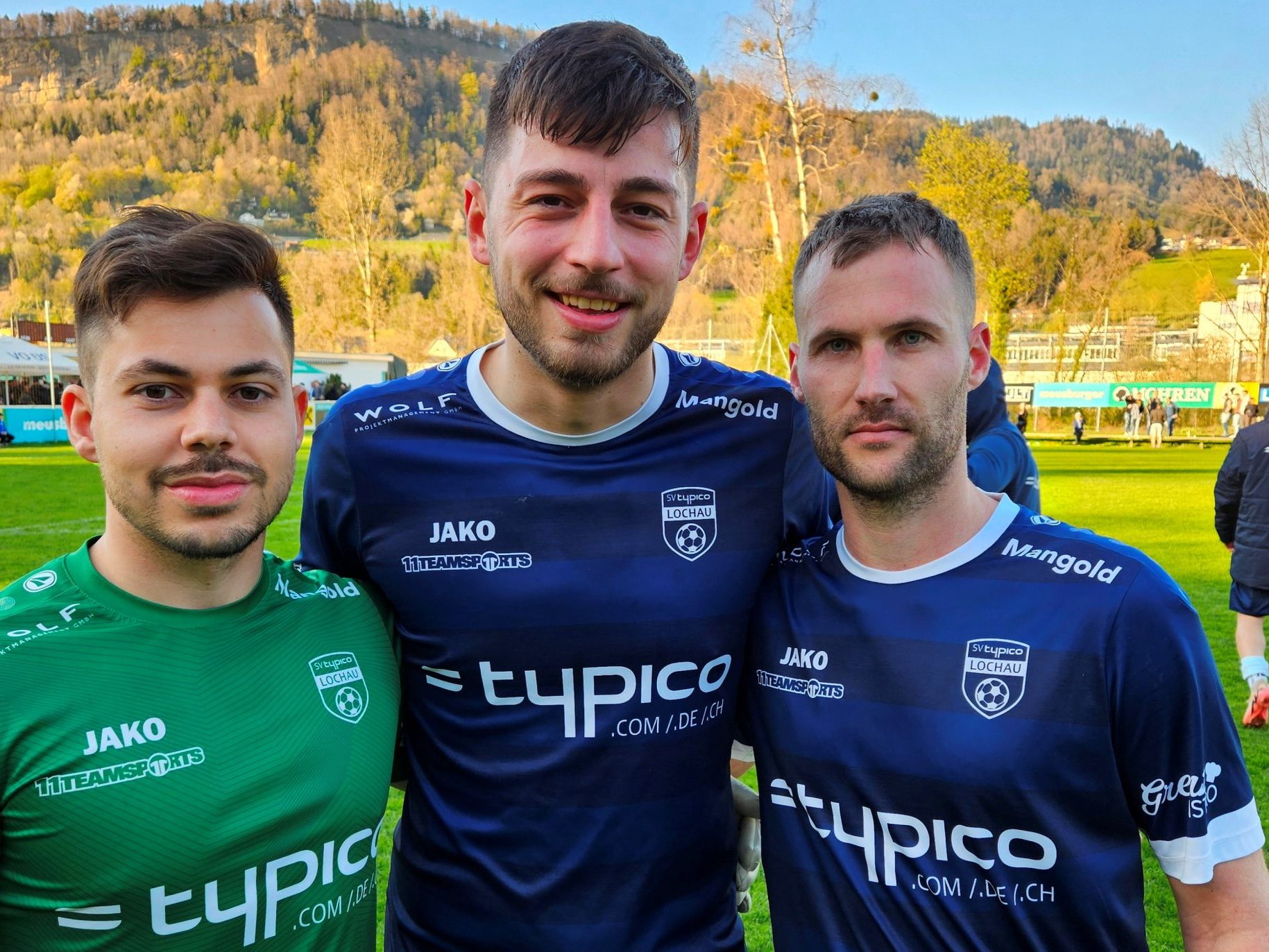 Der SV typico Lochau feierte einen tollen 2:1 Auswärtssieg gegen den FC Wolfurt: Im Bild Tormann Sandro Eichhübl mit den Torschützen Kapitän Fabio Feldkircher und Dennis Kloser. Der SV typico Lochau feierte einen tollen 2:1 Auswärtssieg gegen den FC Wolfurt: Im Bild Tormann Sandro Eichhübl mit den Torschützen Kapitän Fabio Feldkircher und Dennis Kloser.