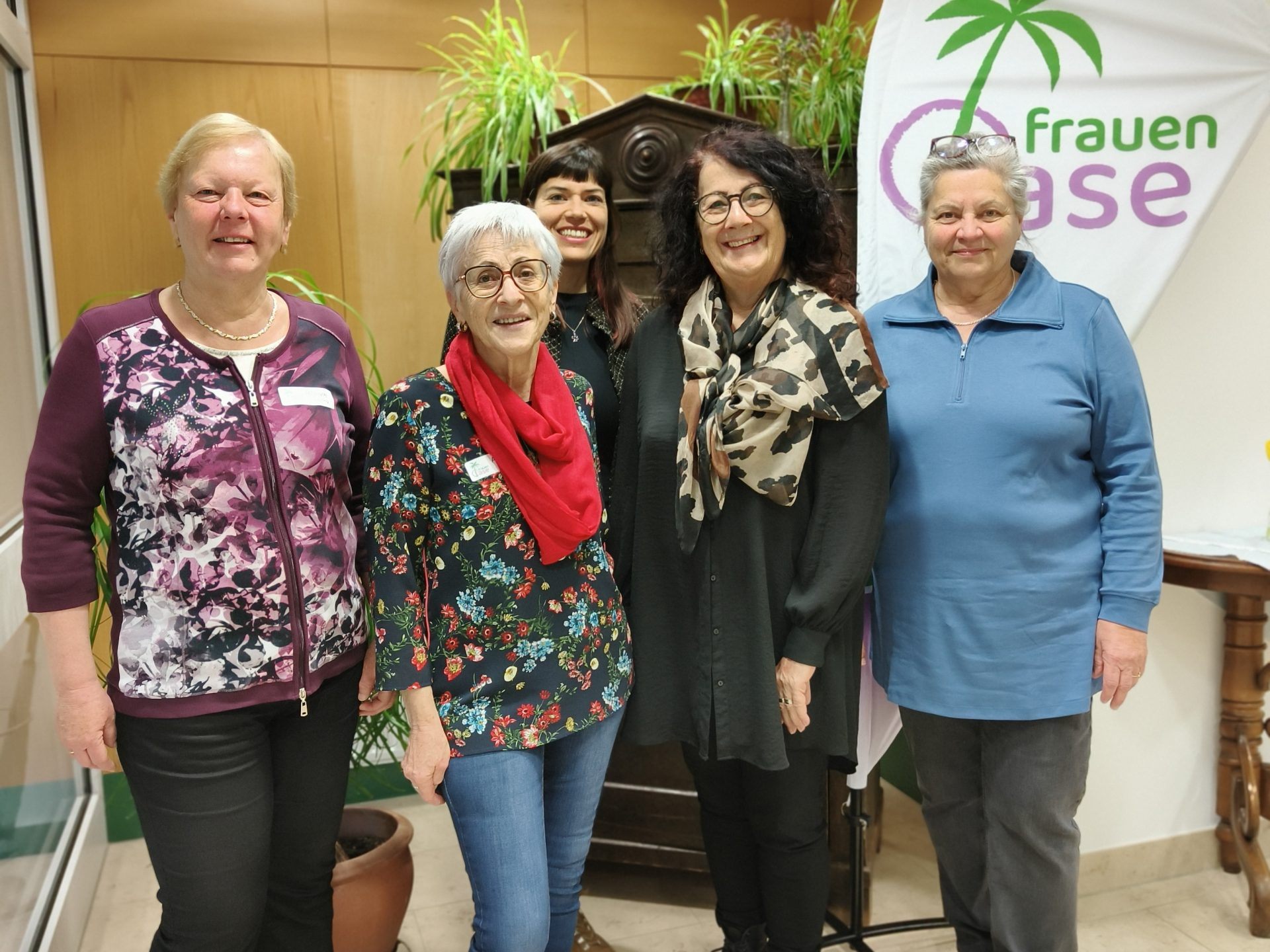 Das Team der „Frauenoase“ (von links): Ideengeberin Renate Greußing, Andrea Stoß, Brigitte Olschnögger, Christine Monschein sowie familieplus-Beauftragte Olivia Mair (dahinter). Nicht im Bild: Karin Ammann, Annemarie Beck, Herlinde Hummer, Andrea Moser.