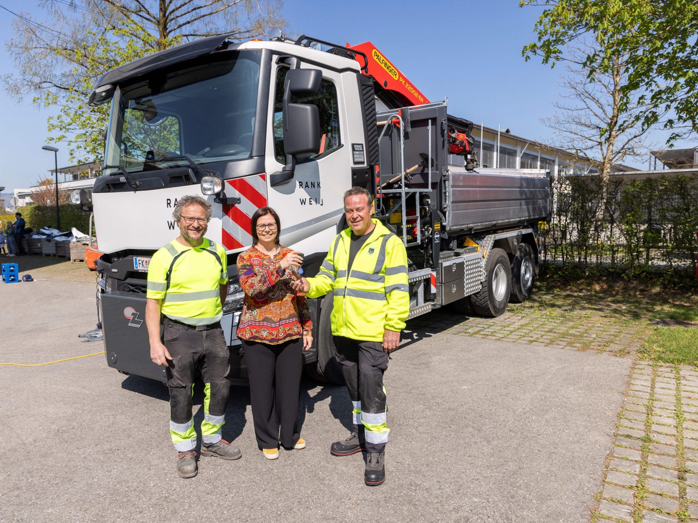 Bauhofleiter Wilfried Ammann mit Bgm. Katharina Wöß-Krall und Lkw-Fahrer Jakob Fessler.