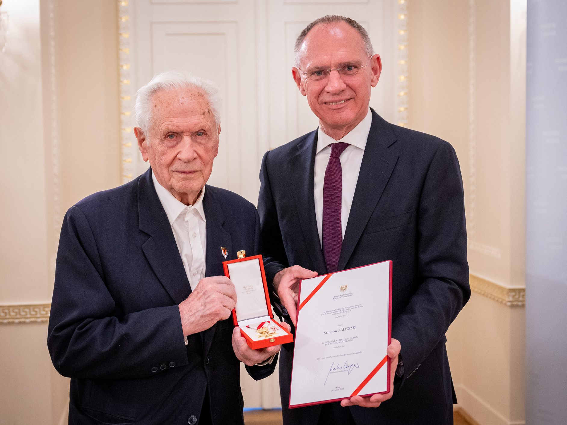 Bei der Auszeichnung mit dem Goldenen Verdienstzeichen der Republik Österreich.