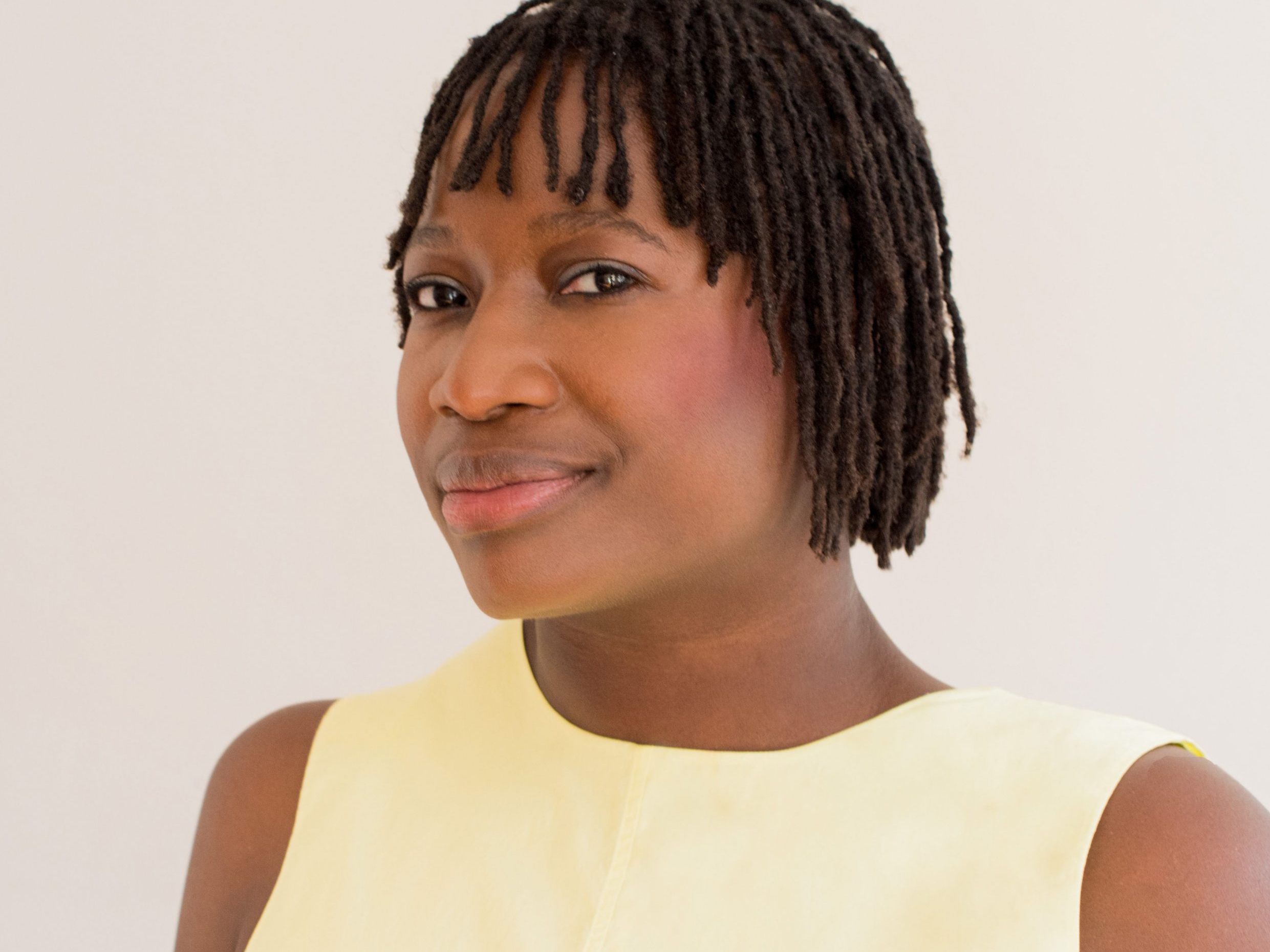 Olaolu Fajembola zeigt, wie man Kinder gegen Rassismus stärken kann.