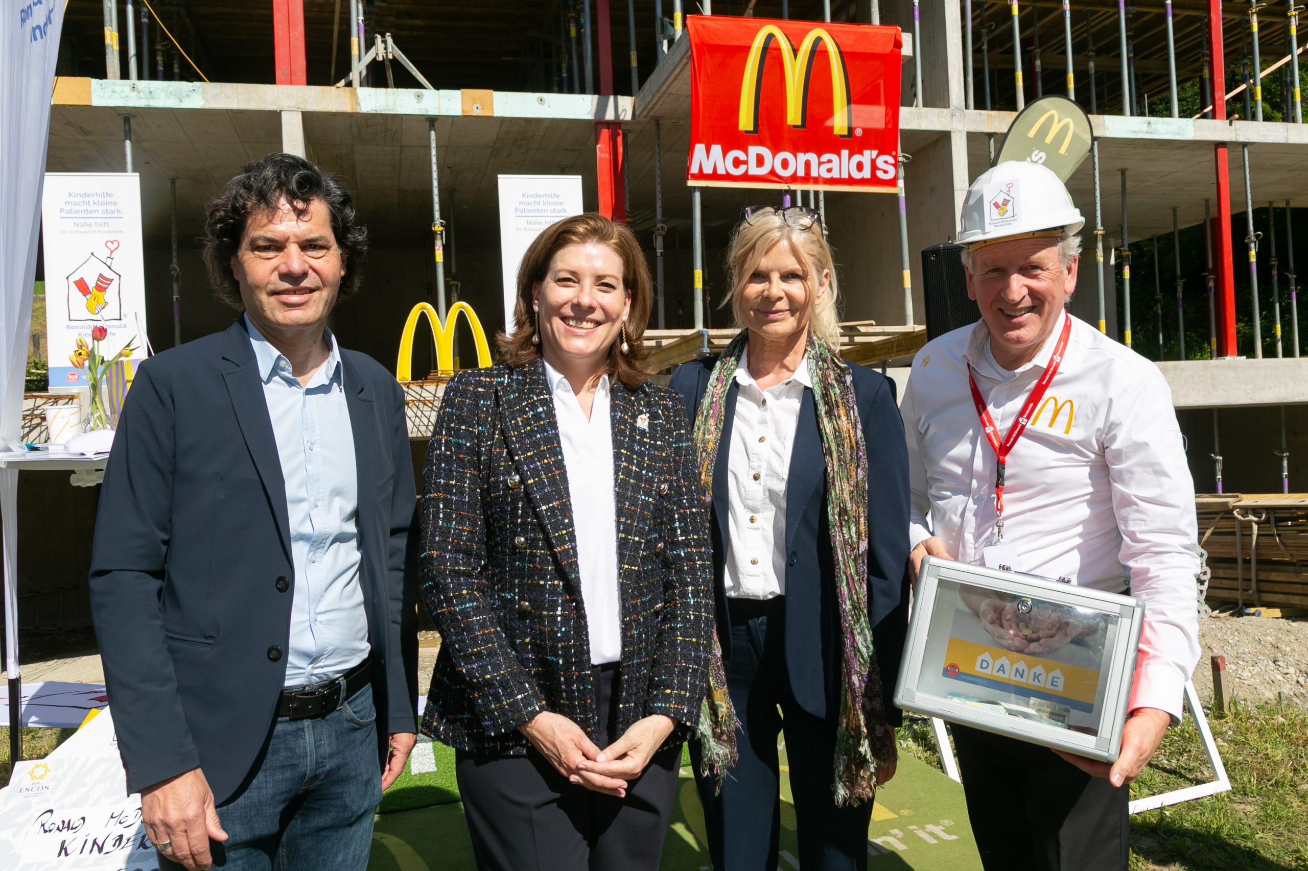 Am Montag, 28. April 2025, lud McDonald’s Franchisenehmer Loek Versluis gemeinsam mit Kinderhilfe Vorstand Karin Schmidt die Projektpartner:innen zum offiziellen Start in das Haus in die Carinagasse 12b. Versluis (v.l.n.r.) Manfred Rädler (Bürgermeister Feldkirch), Ellen Staudenmayer (Managing Direktorin McDonald’s Österreich), McDonald Karin Schmidt (Vorstand Ronald Kinderhilfe), (Franchisenehmer Loek Versluis McDonald’s Österreich und Vermieter des Objekts). Am Montag, 28. April 2025, lud McDonald’s Franchisenehmer Loek Versluis gemeinsam mit Kinderhilfe Vorstand Karin Schmidt die Projektpartner:innen zum offiziellen Start in das Haus in die Carinagasse 12b. Versluis (v.l.n.r.) Manfred Rädler (Bürgermeister Feldkirch), Ellen Staudenmayer (Managing Direktorin McDonald’s Österreich), McDonald Karin Schmidt (Vorstand Ronald Kinderhilfe), (Franchisenehmer Loek Versluis McDonald’s Österreich und Vermieter des Objekts).