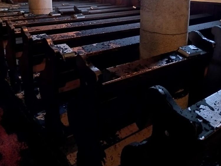 An der Pfarrkirche im Bezirk Melk dürften durch den Brand erhebliche Schäden entstanden sein.