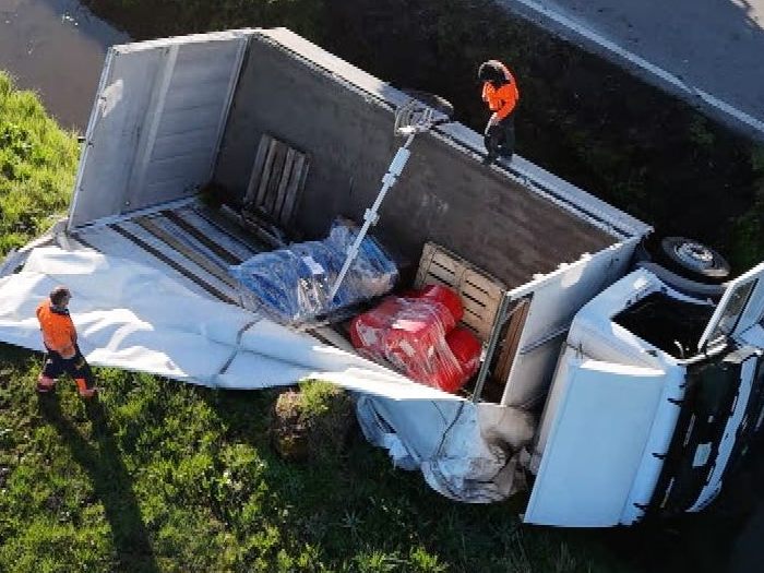 Ein Lkw ist am Mittwoch von der Zellgasse in einen Graben abgekommen.