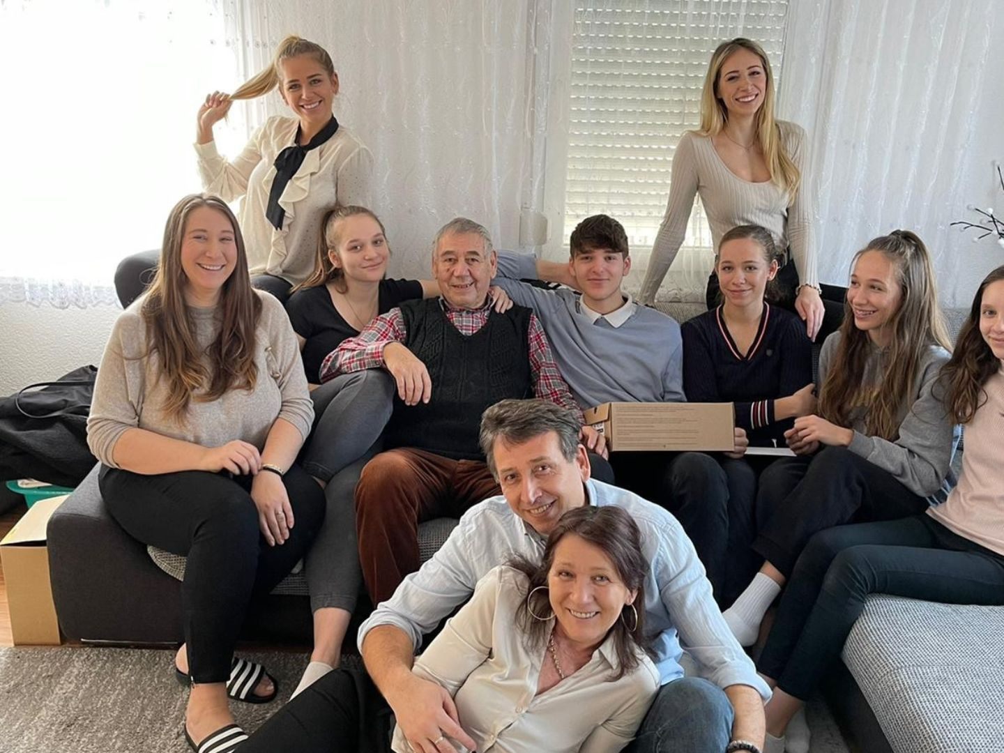 Familie Maksimovic rund um Reality-TV-Star Maria Maksimovic überträgt eine Woche lang live ihr Abendessen.