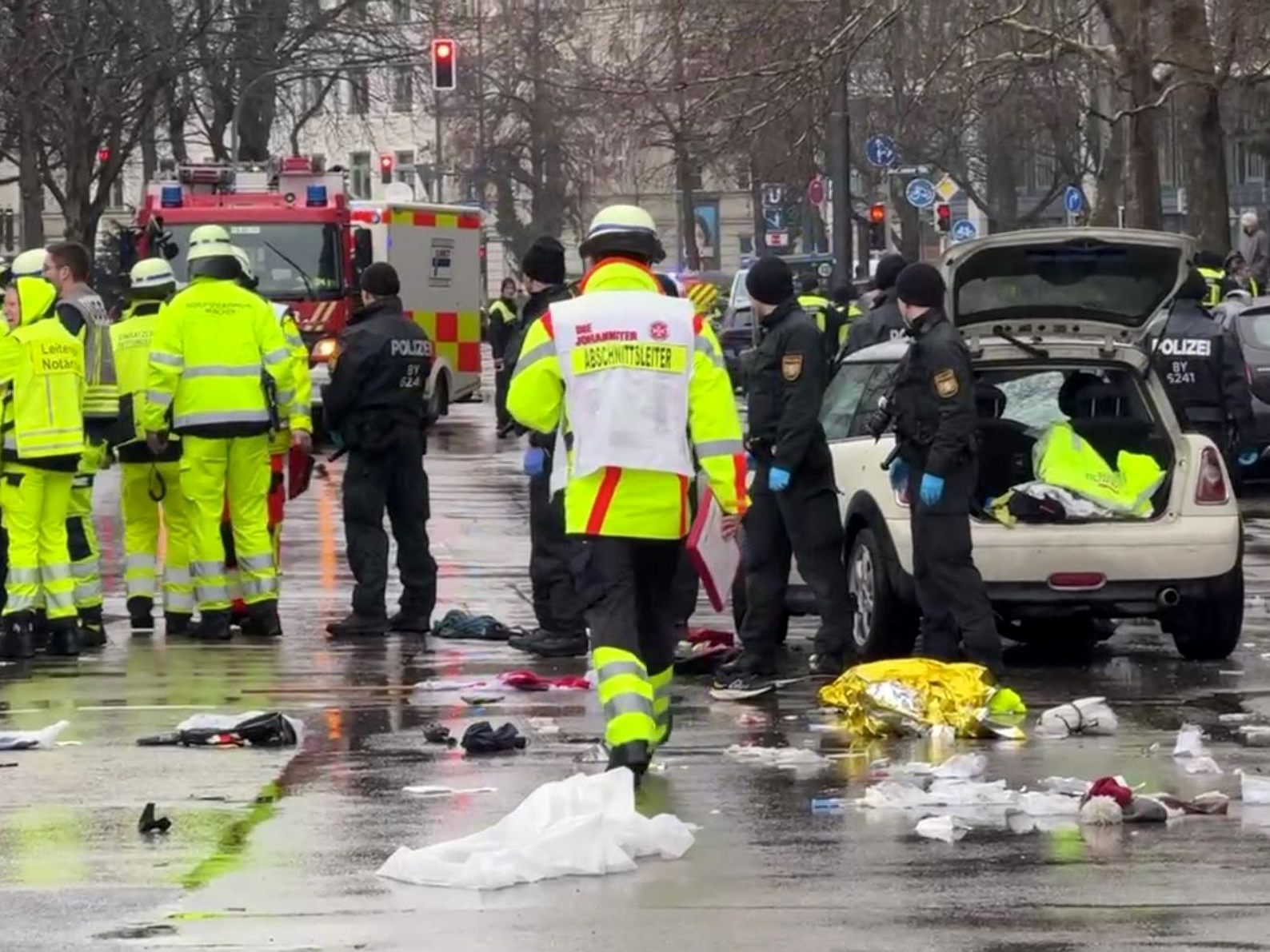 Der Mann raste mit seinem Mini in eine Demo-Gruppe.