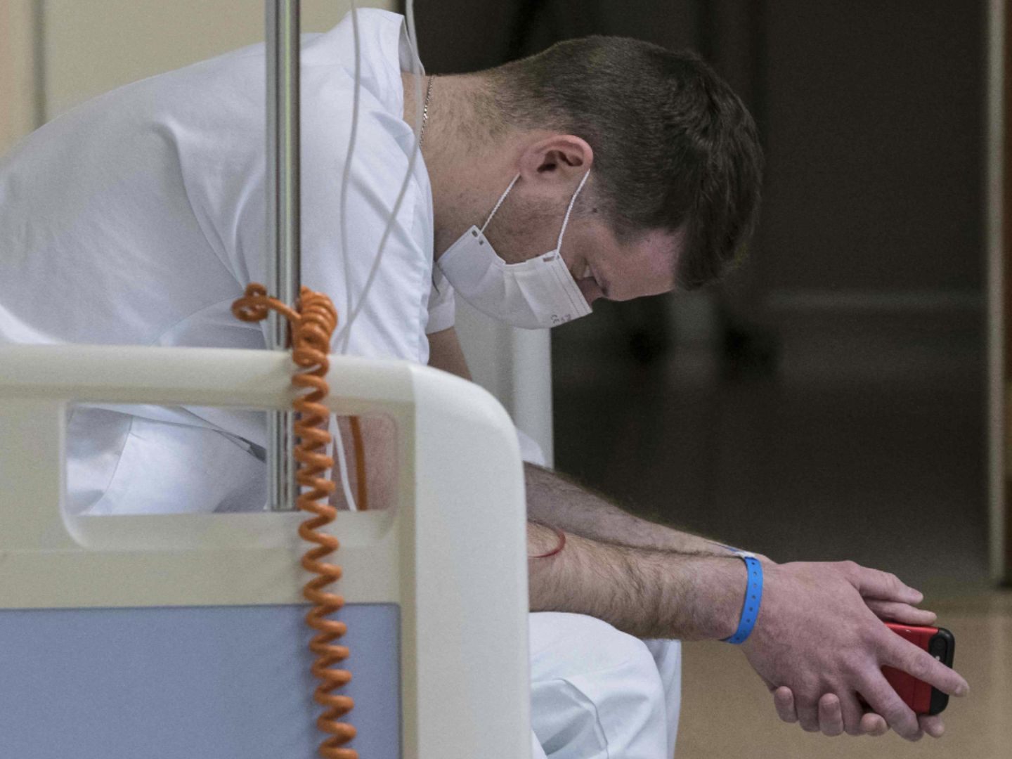 Symbolbild für die Langzeitfolgen der Pandemie: Eine Pflegekraft macht im März 2020 eine Pause im Louis-Pasteur-Spital in Colmar (Frankreich), aufgenommen während der ersten Corona-Welle.